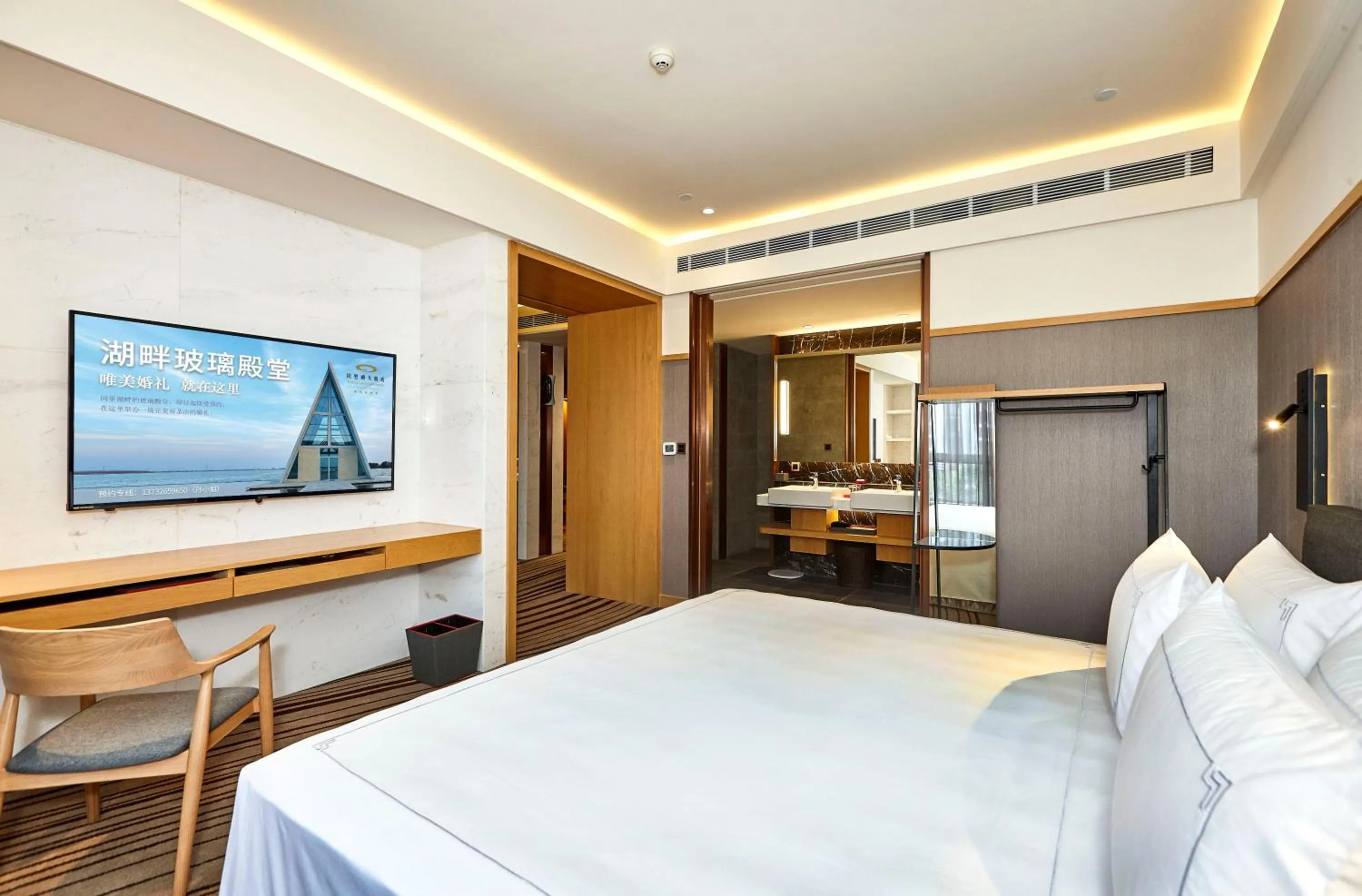 Bedroom, Bed in Suzhou Tongli Lake View Hotel
