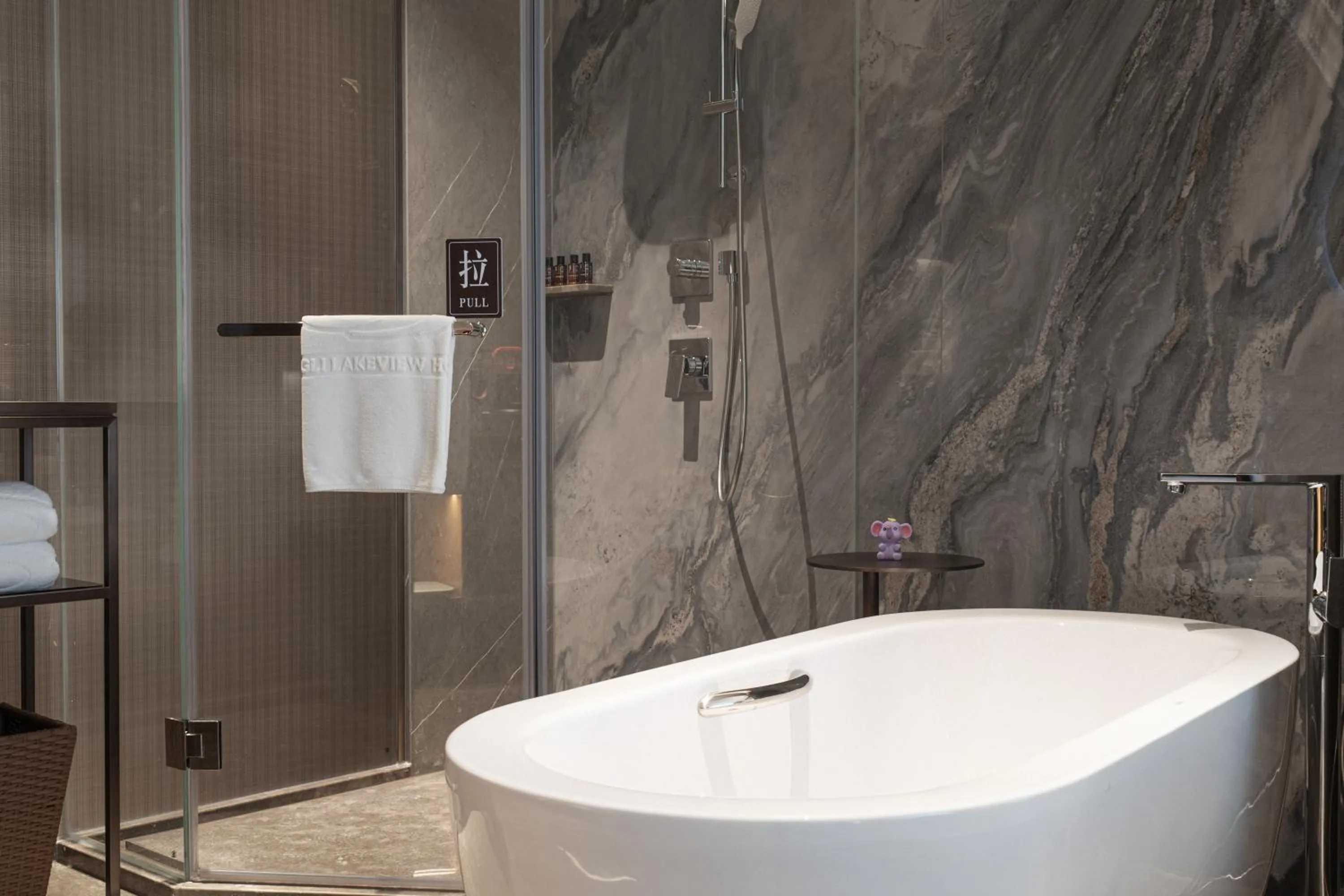 Bath in Suzhou Tongli Lake View Hotel