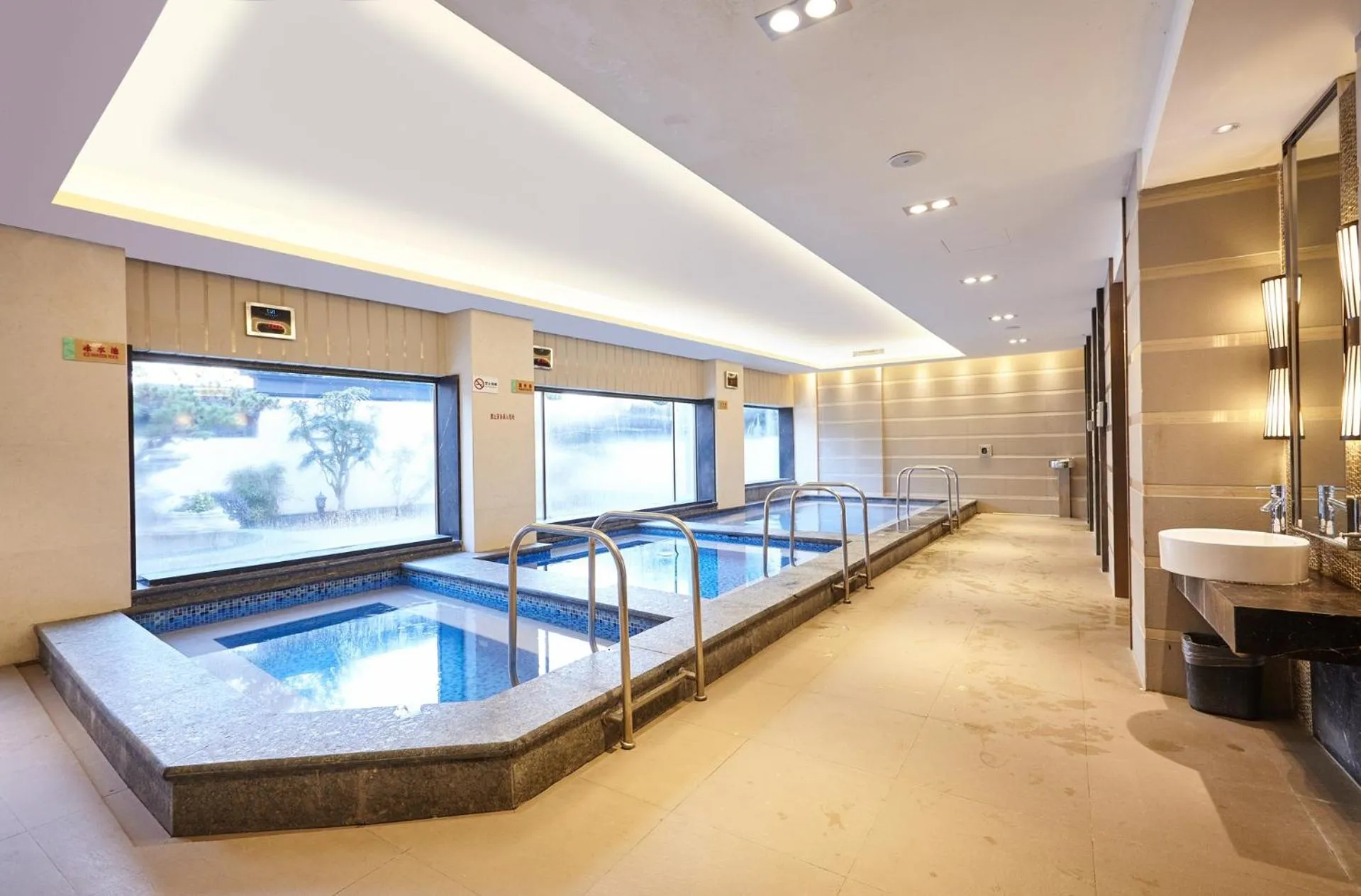 Swimming pool in Suzhou Tongli Lake View Hotel