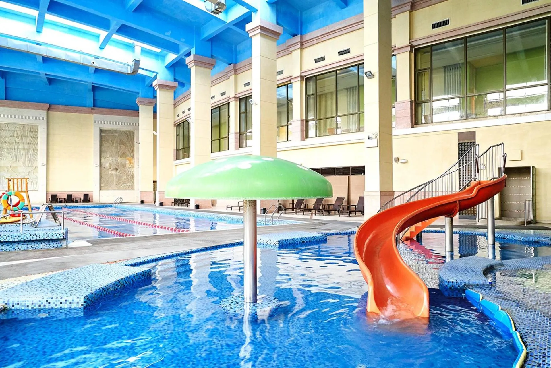Swimming pool in Suzhou Tongli Lake View Hotel