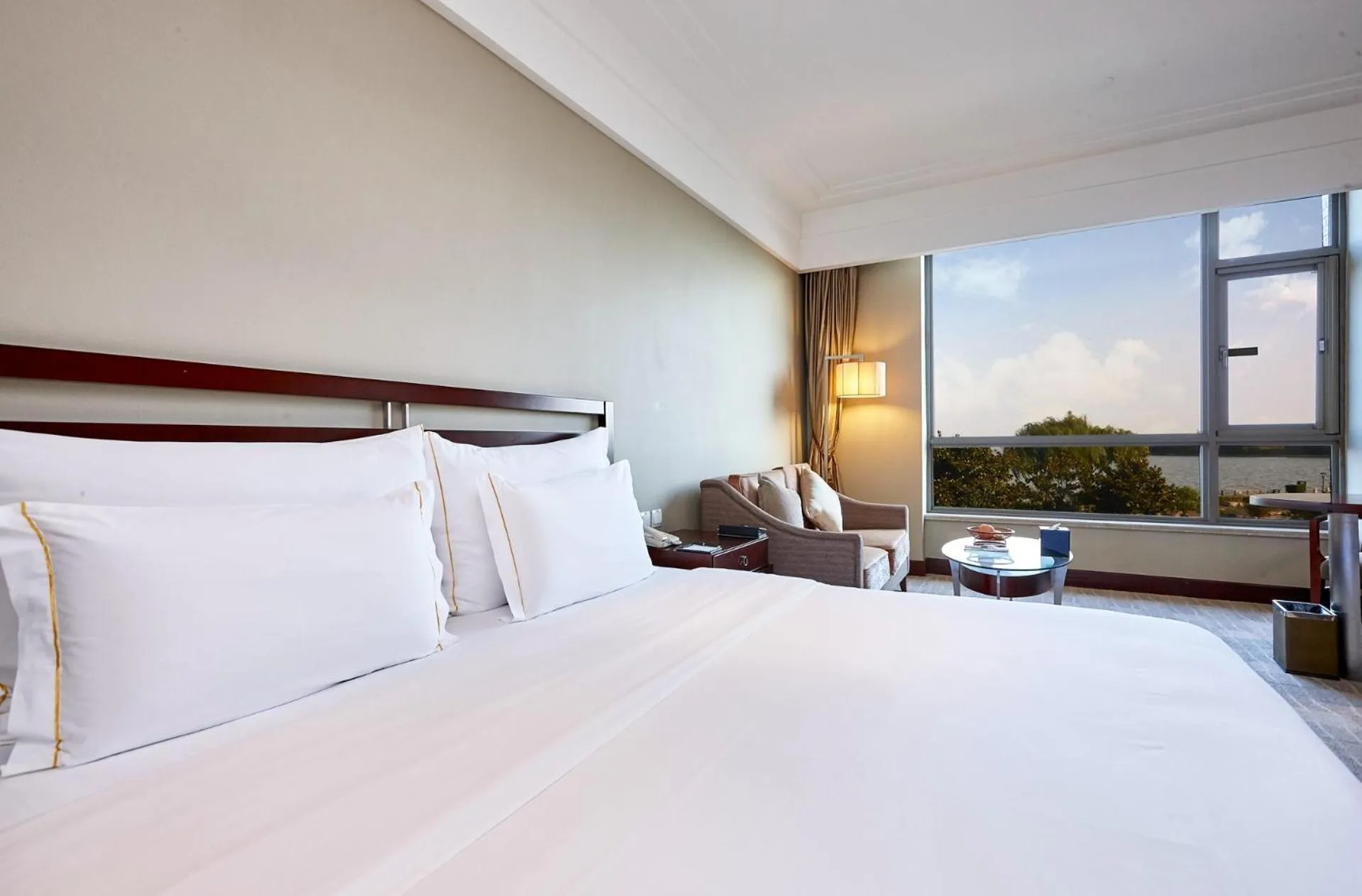 Property building, Bed in Suzhou Tongli Lake View Hotel
