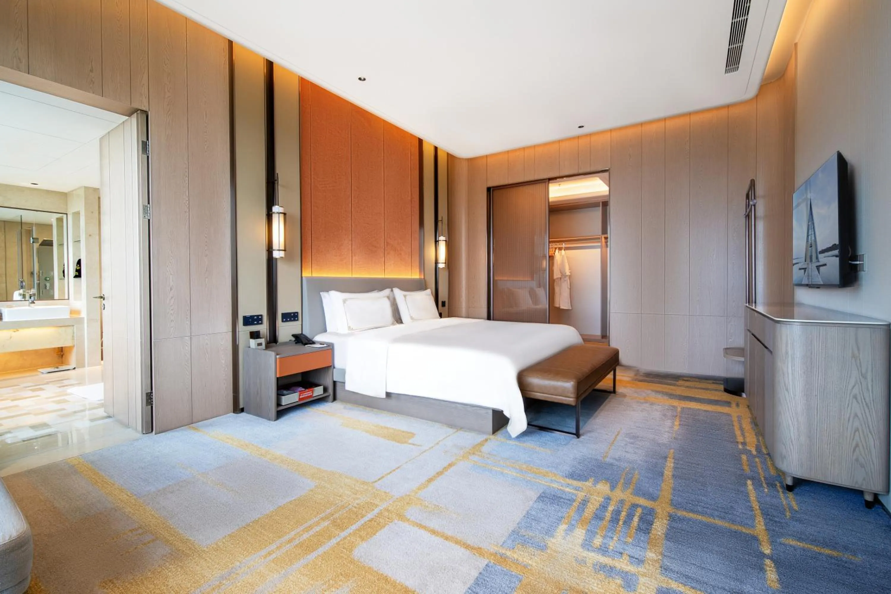 Photo of the whole room, Bed in Suzhou Tongli Lake View Hotel