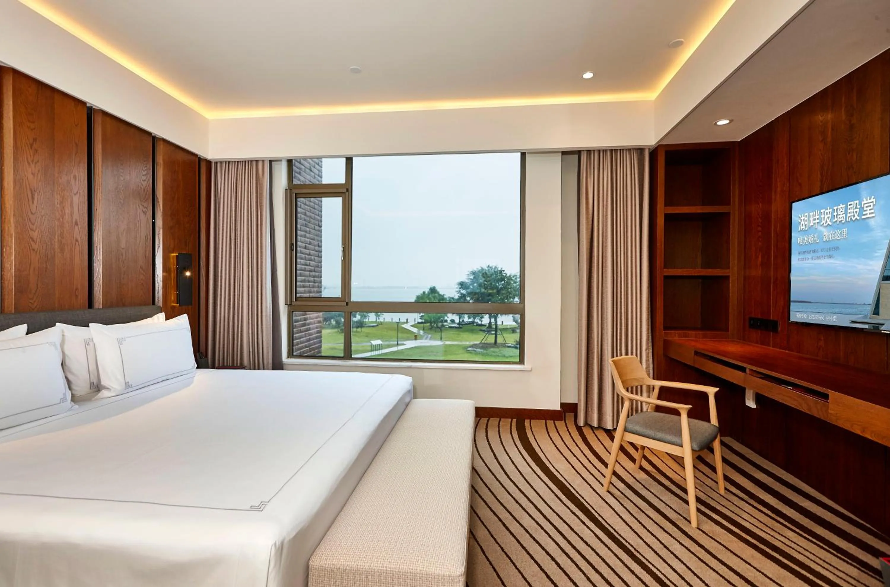 Bedroom, Bed in Suzhou Tongli Lake View Hotel