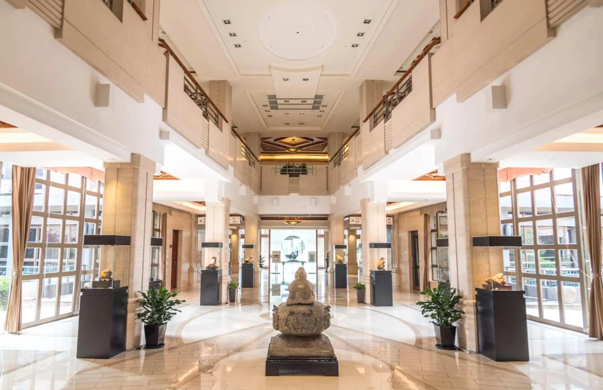 Lobby or reception in Suzhou Tongli Lake View Hotel