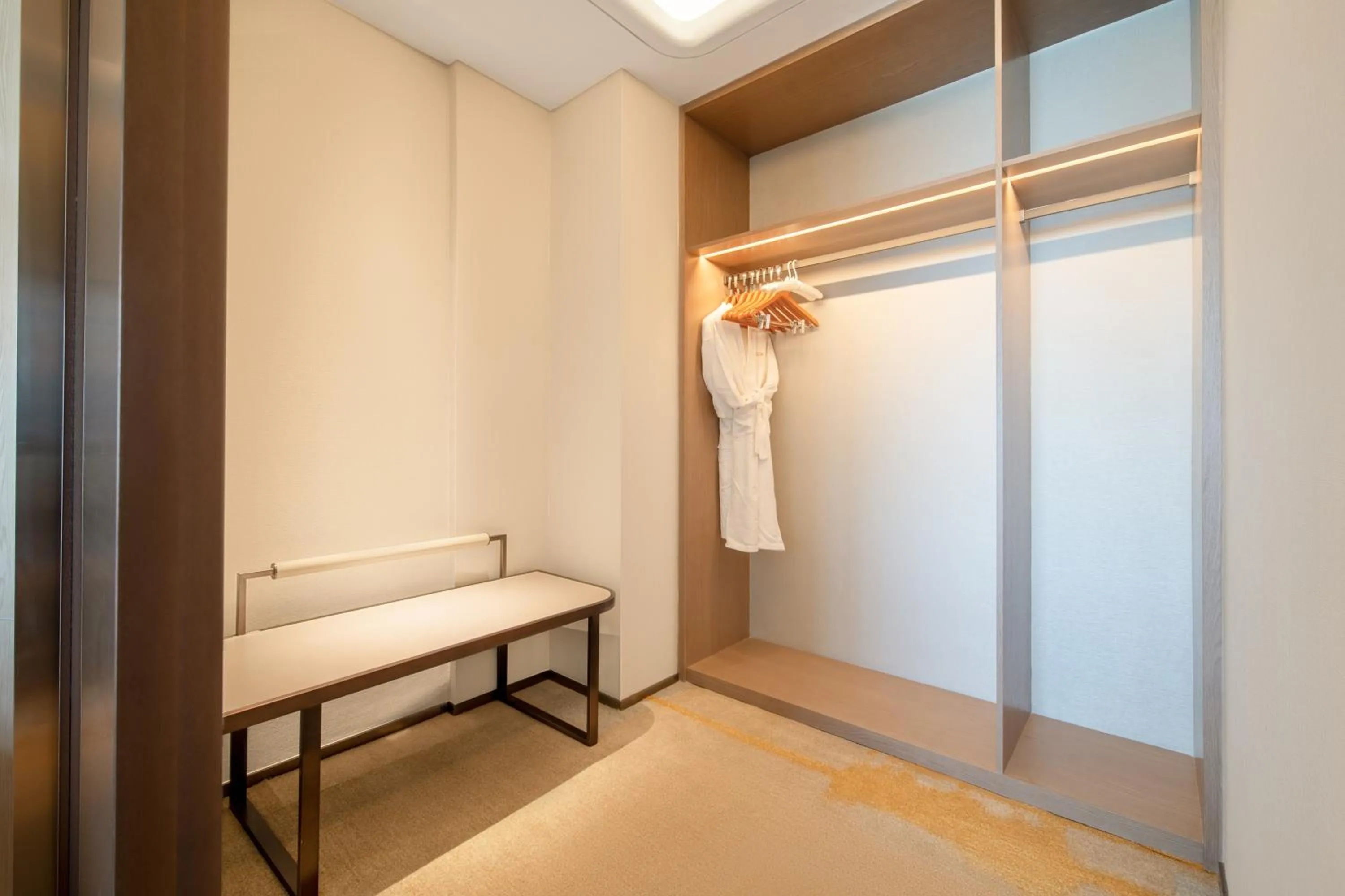 wardrobe in Suzhou Tongli Lake View Hotel