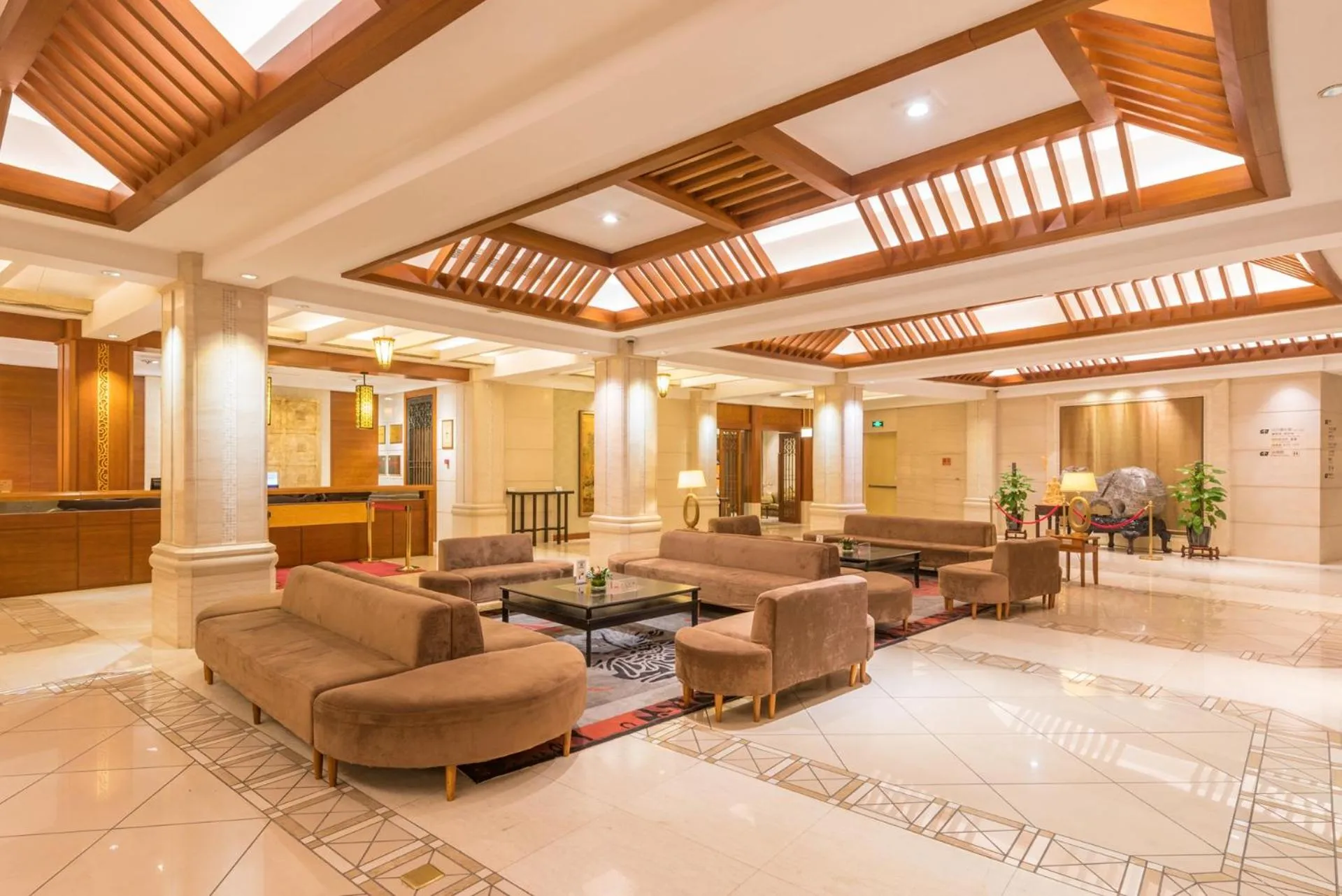 Lobby or reception in Suzhou Tongli Lake View Hotel