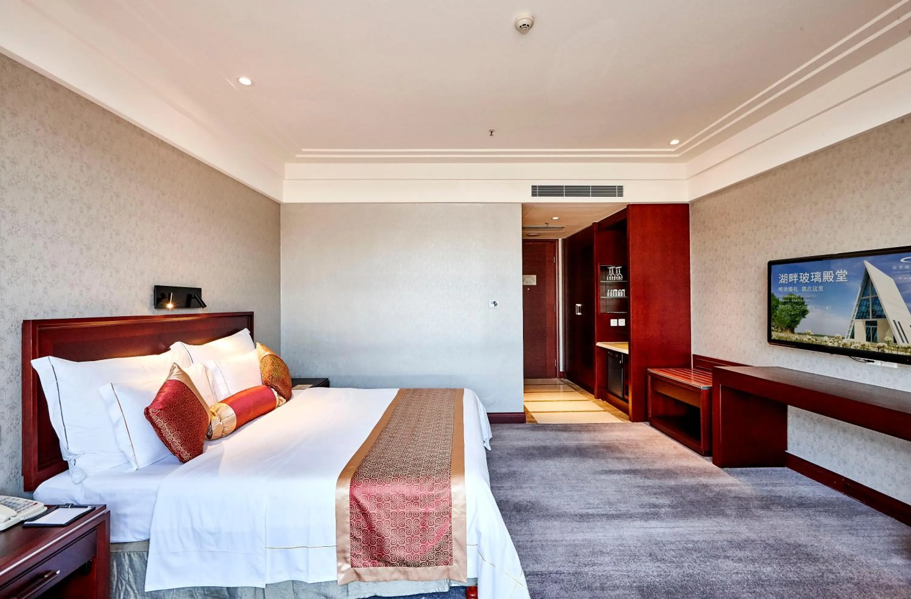 Photo of the whole room, Bed in Suzhou Tongli Lake View Hotel