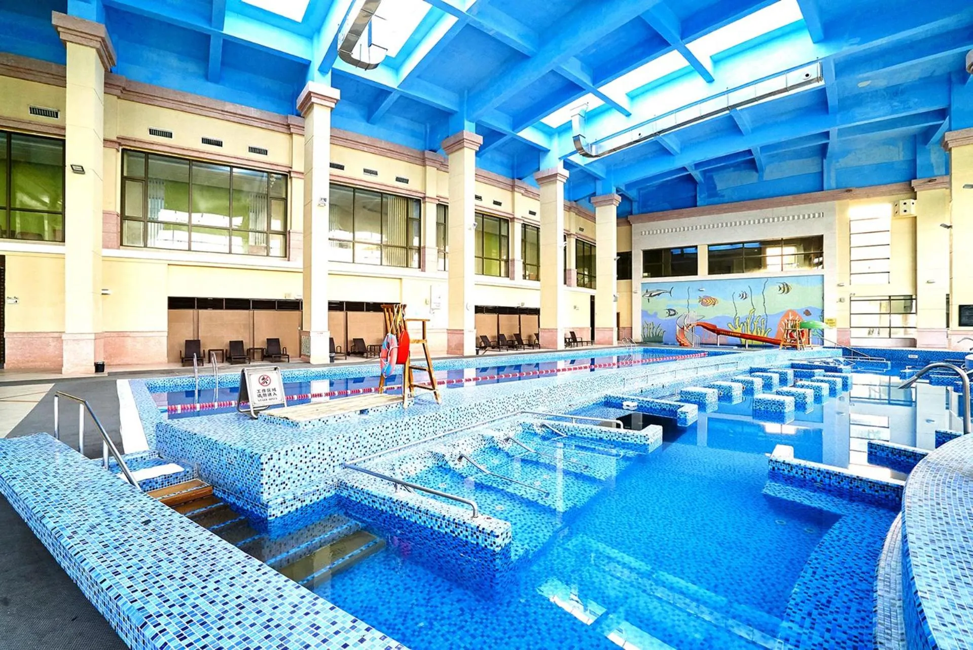 Swimming pool in Suzhou Tongli Lake View Hotel