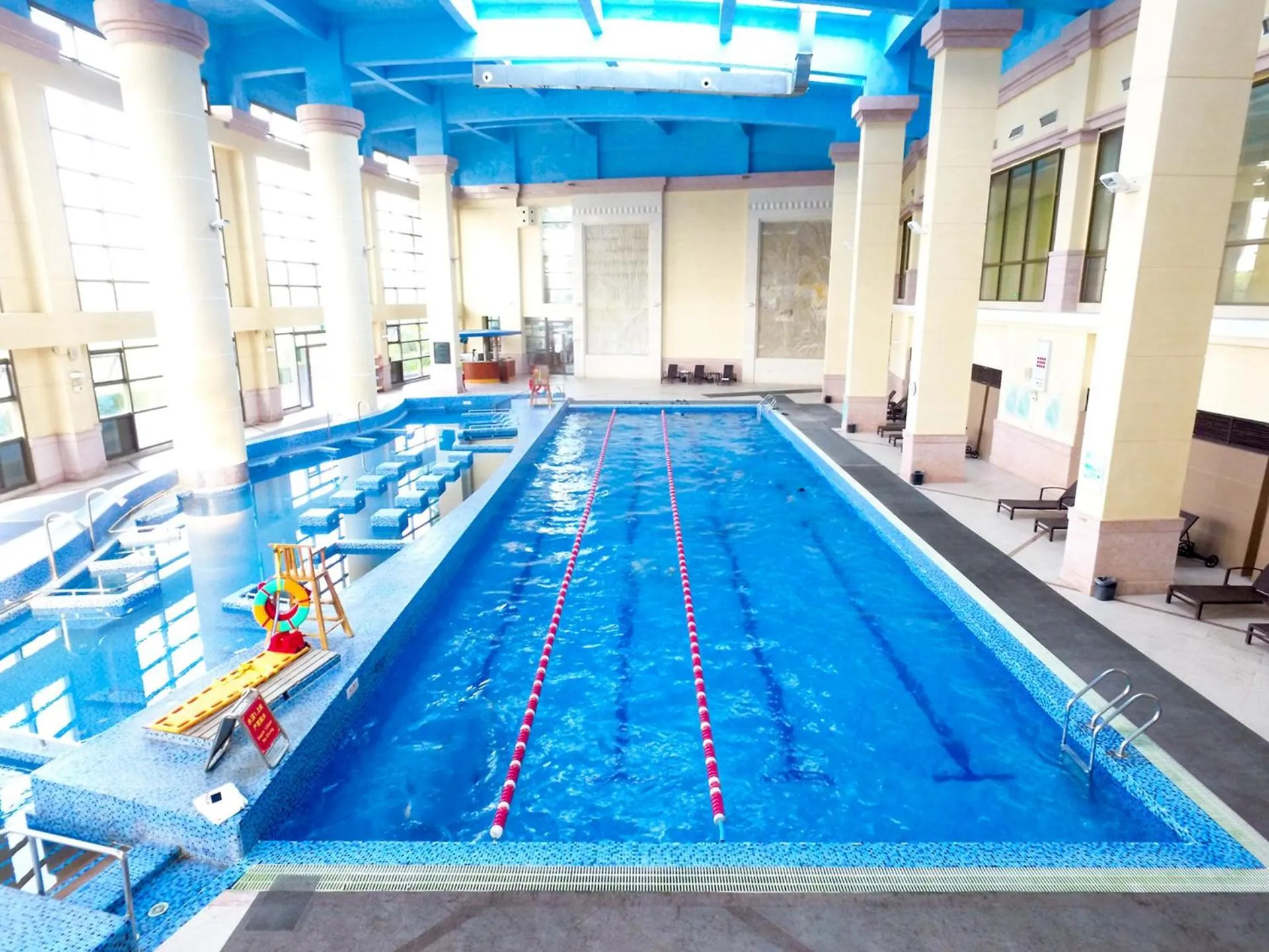 Swimming pool in Suzhou Tongli Lake View Hotel