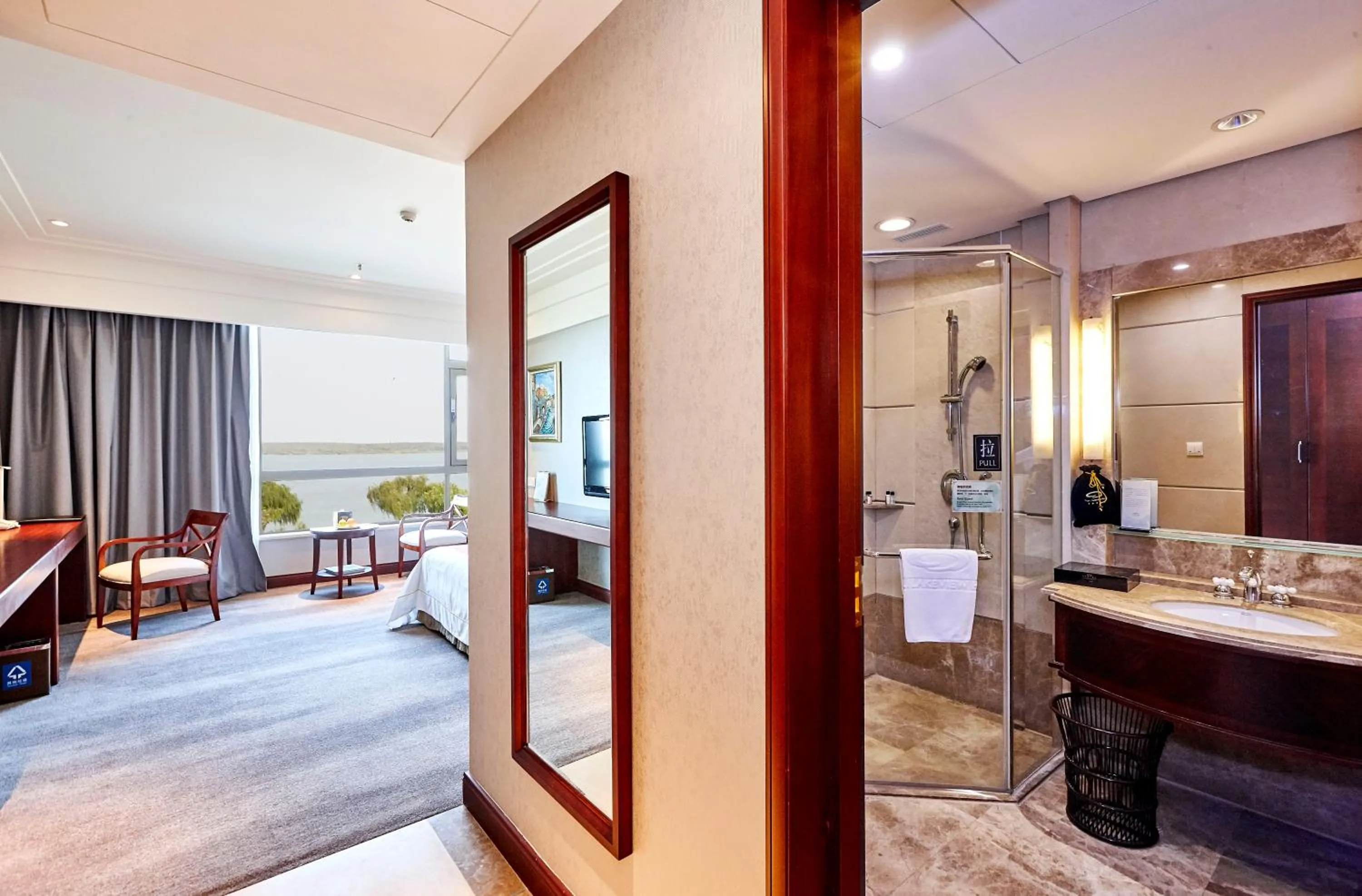 Photo of the whole room, Bed in Suzhou Tongli Lake View Hotel