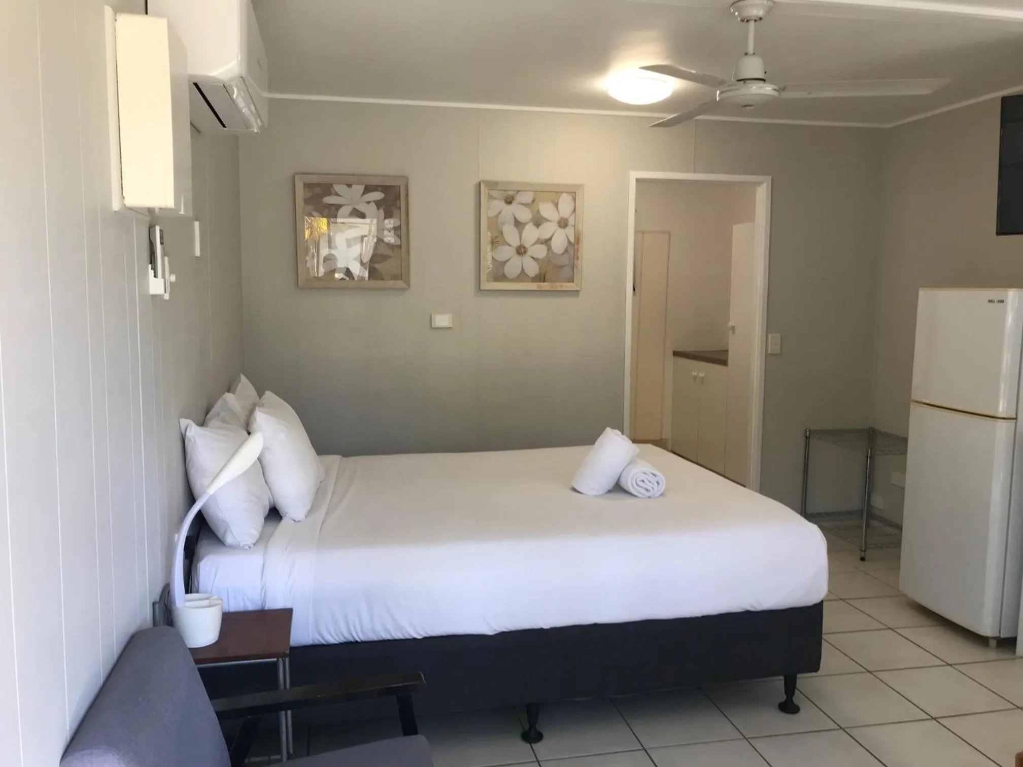 Bedroom, Bed in Bush Village Holiday Cabins