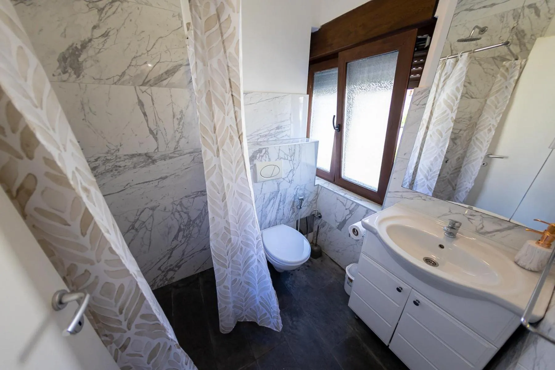 Shower in Kaldrma Guesthouse