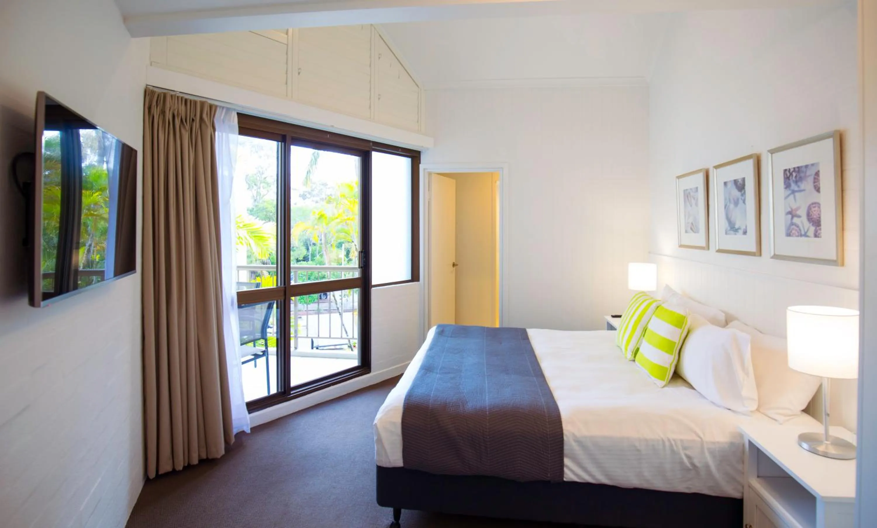 Bedroom, Bed in Ocean Breeze Resort