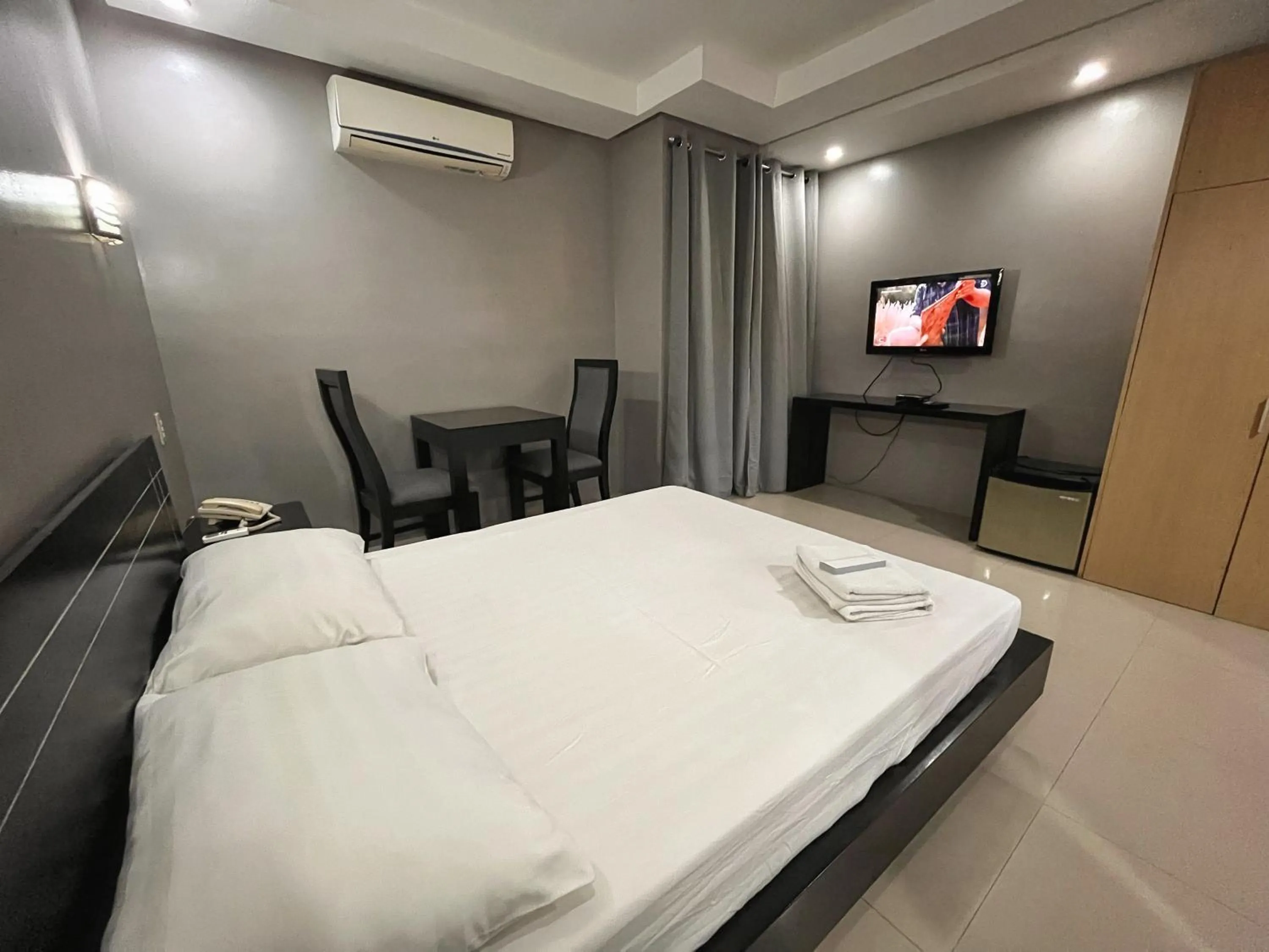 Photo of the whole room, Bed in Rumi Apartelle Hotel