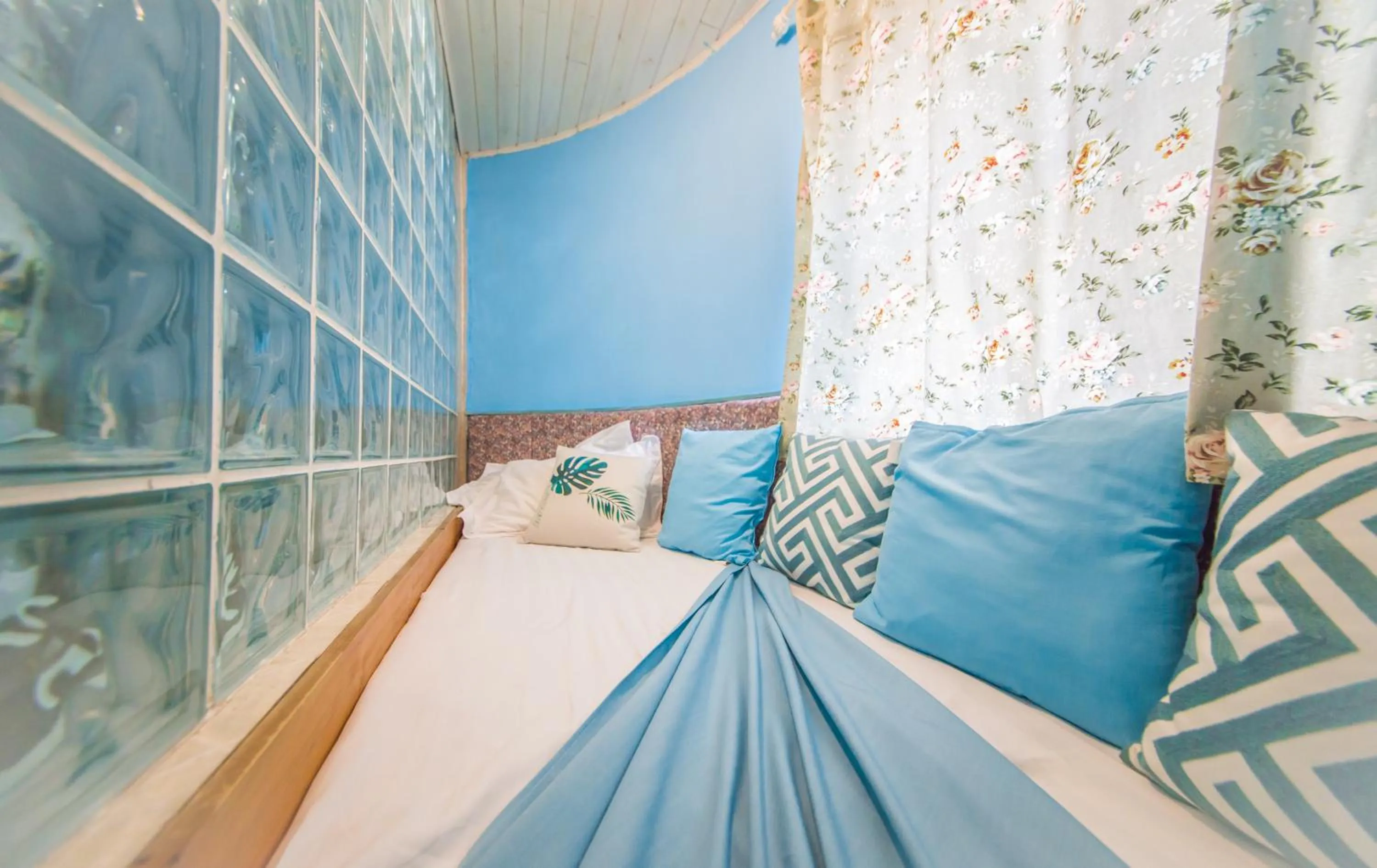 Bedroom, Bed in Nova Traveller's Lodge