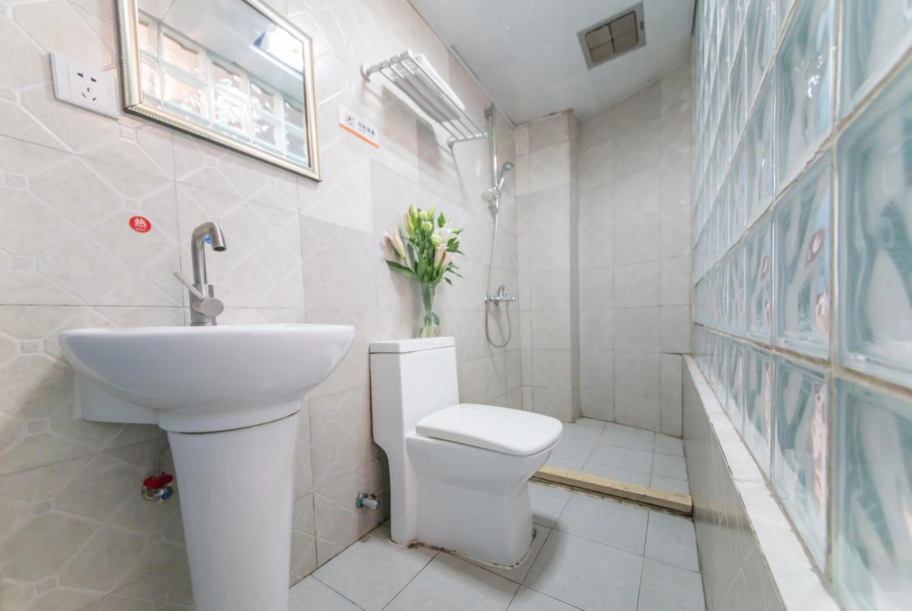 Shower in Nova Traveller's Lodge