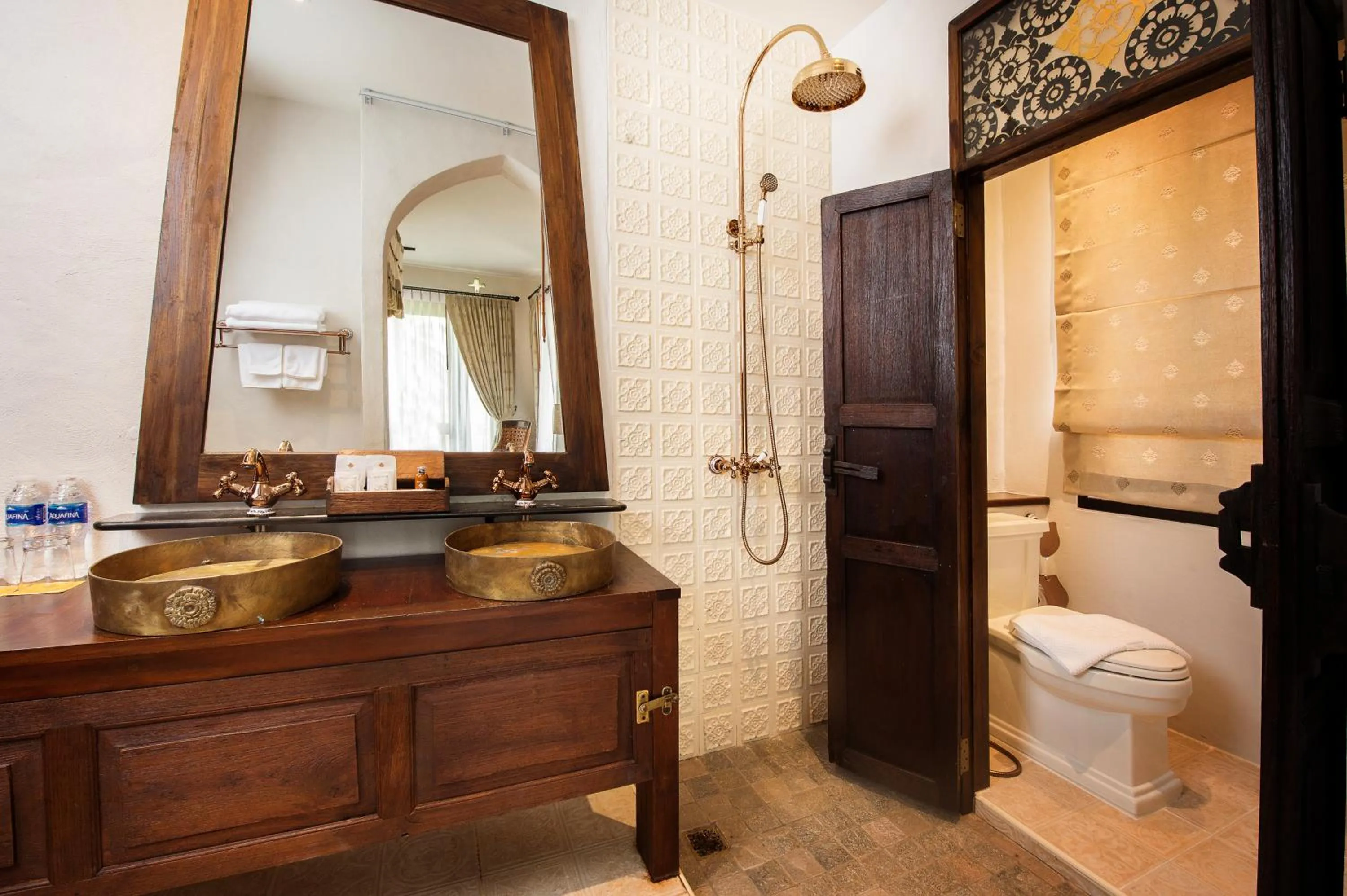 Shower in Shinnabhura Historic Boutique Hotel