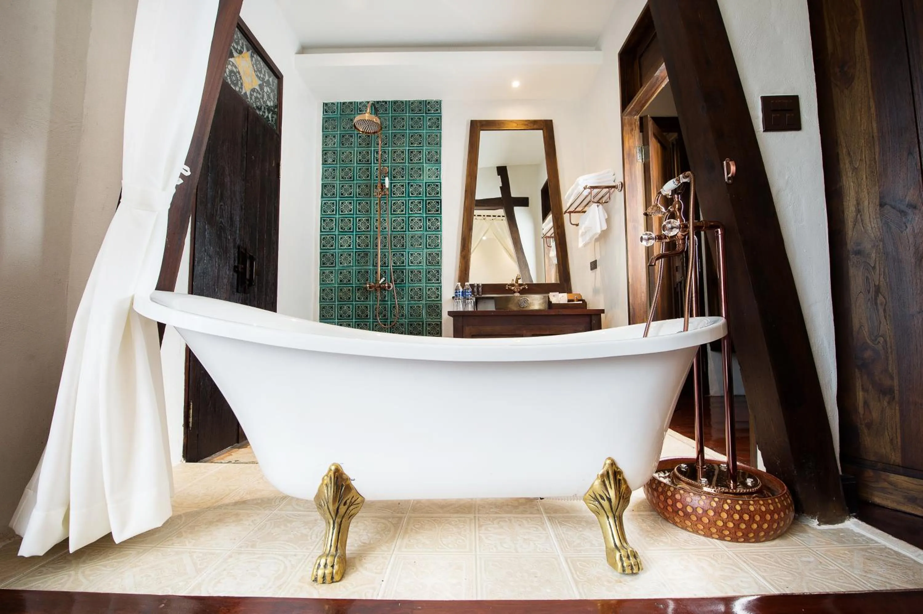 Shower in Shinnabhura Historic Boutique Hotel