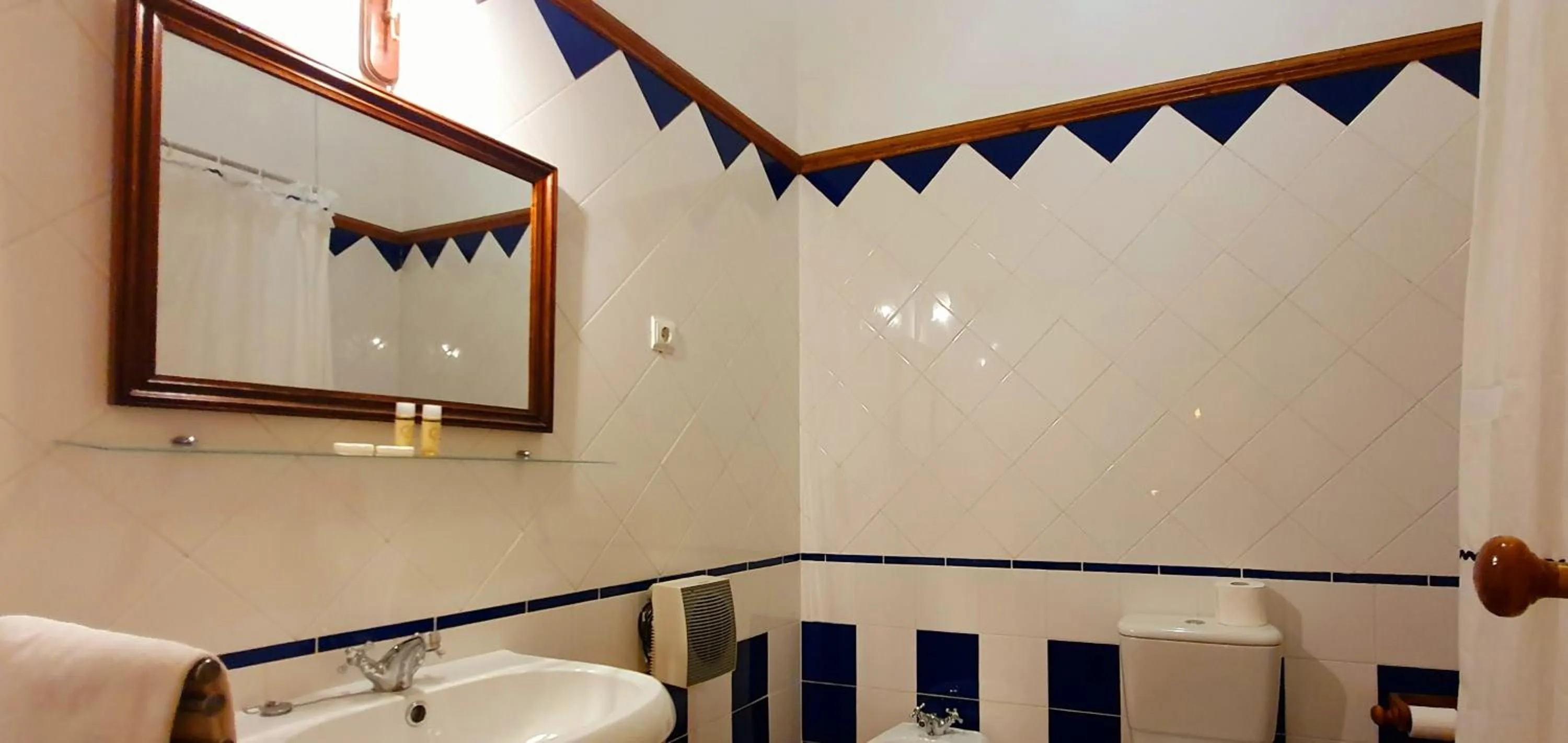 Toilet in Casa do Fundo - Sustainable & Ecotourism