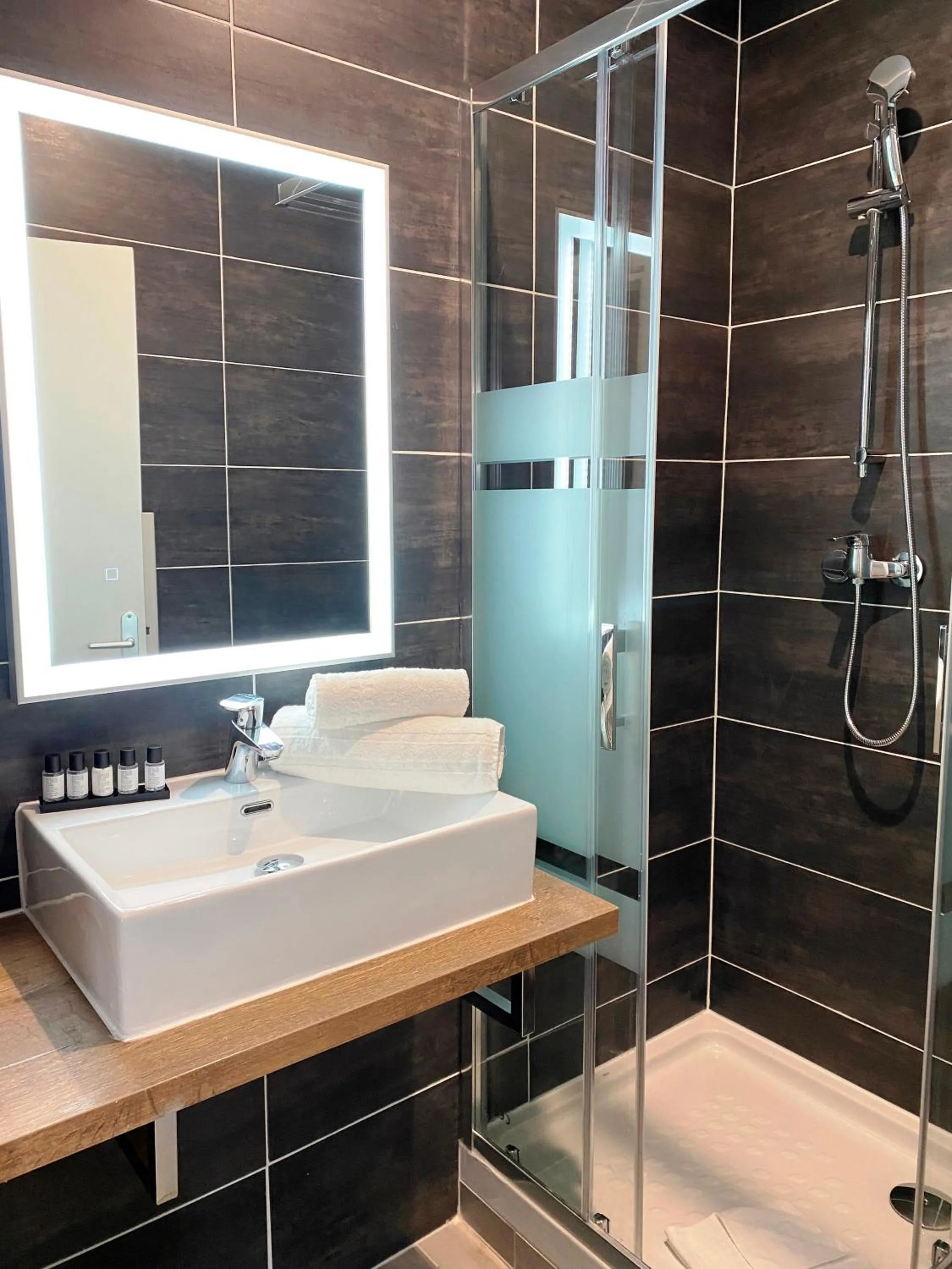 Bathroom in Hôtel Clairefontaine