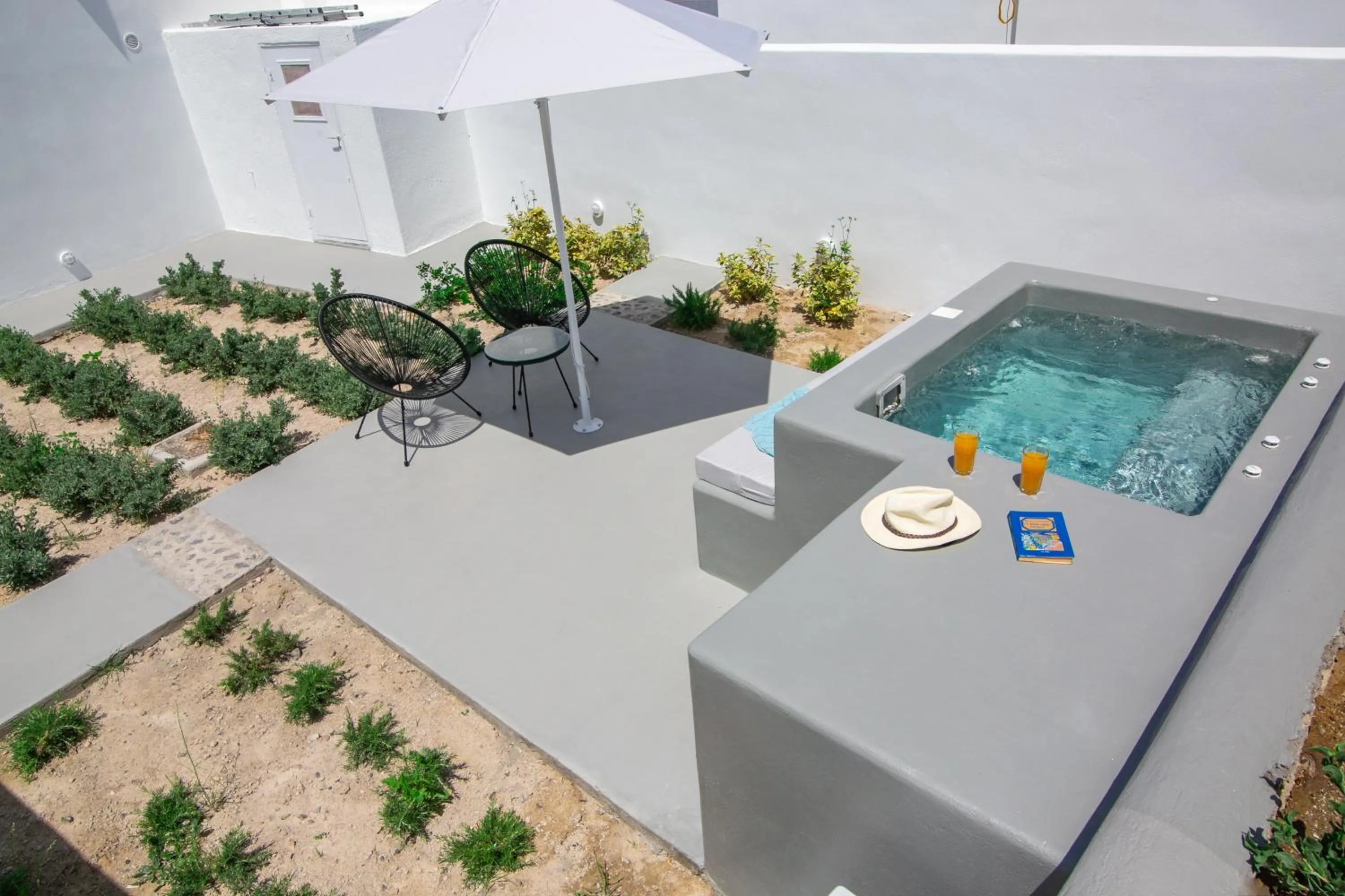 Hot Tub in Apanomeria Boutique Residence