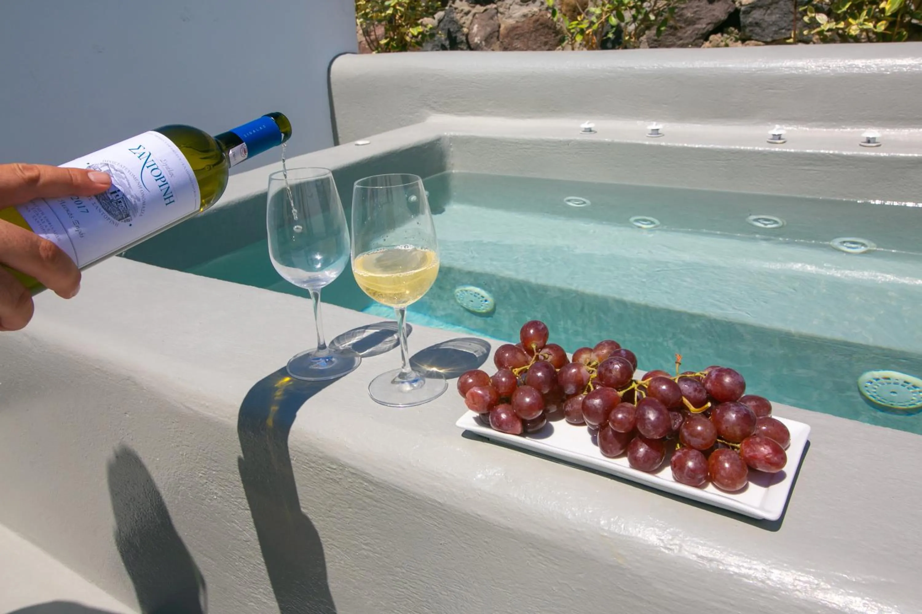 Hot Tub in Apanomeria Boutique Residence