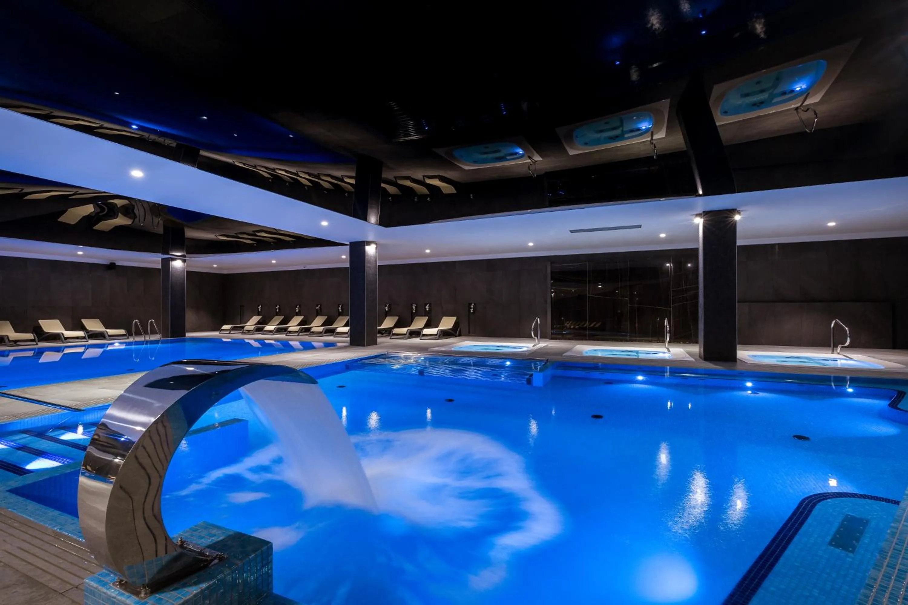 Swimming pool in Green Mountain 5* Hotel