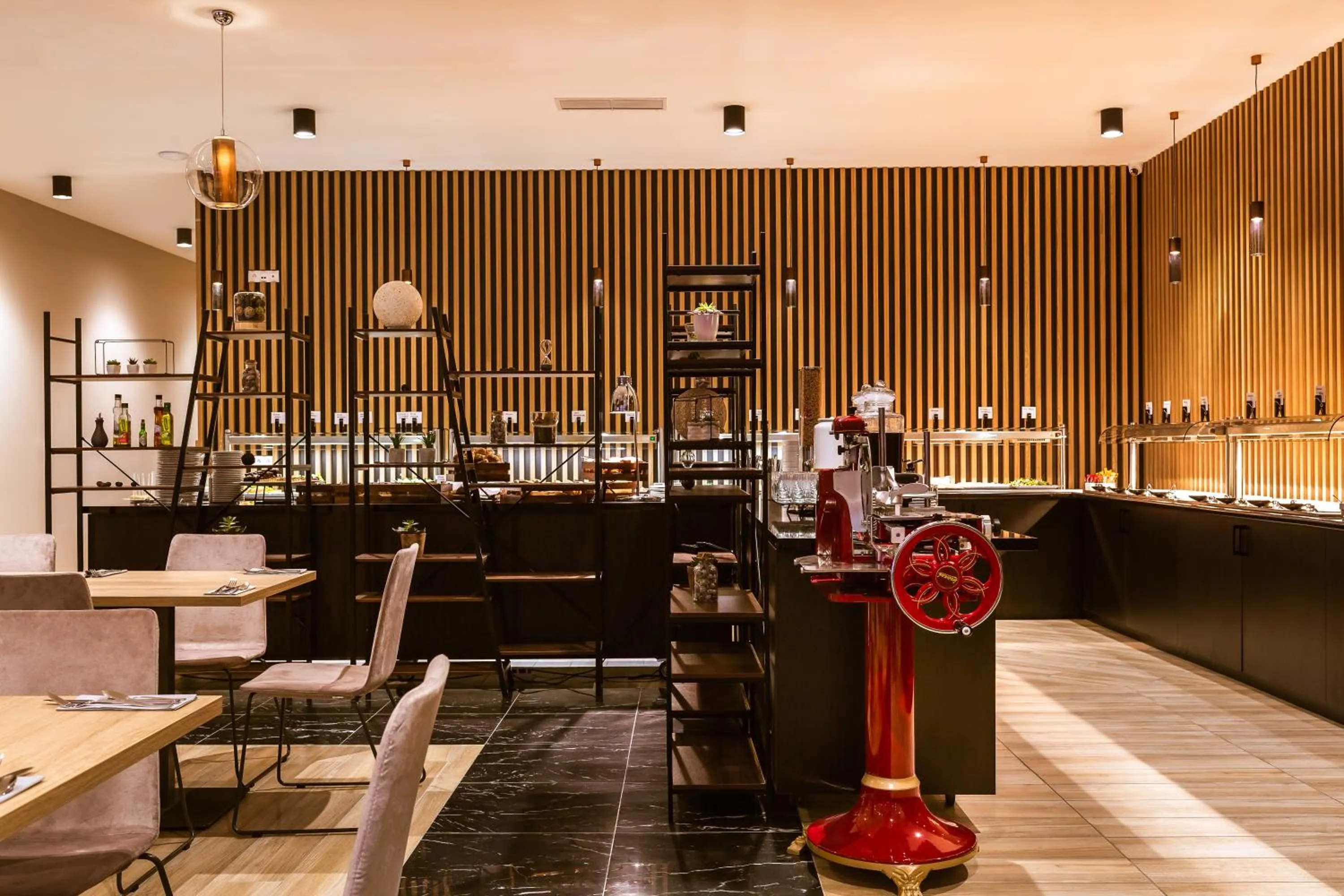 Food and drinks in Green Mountain 5* Hotel