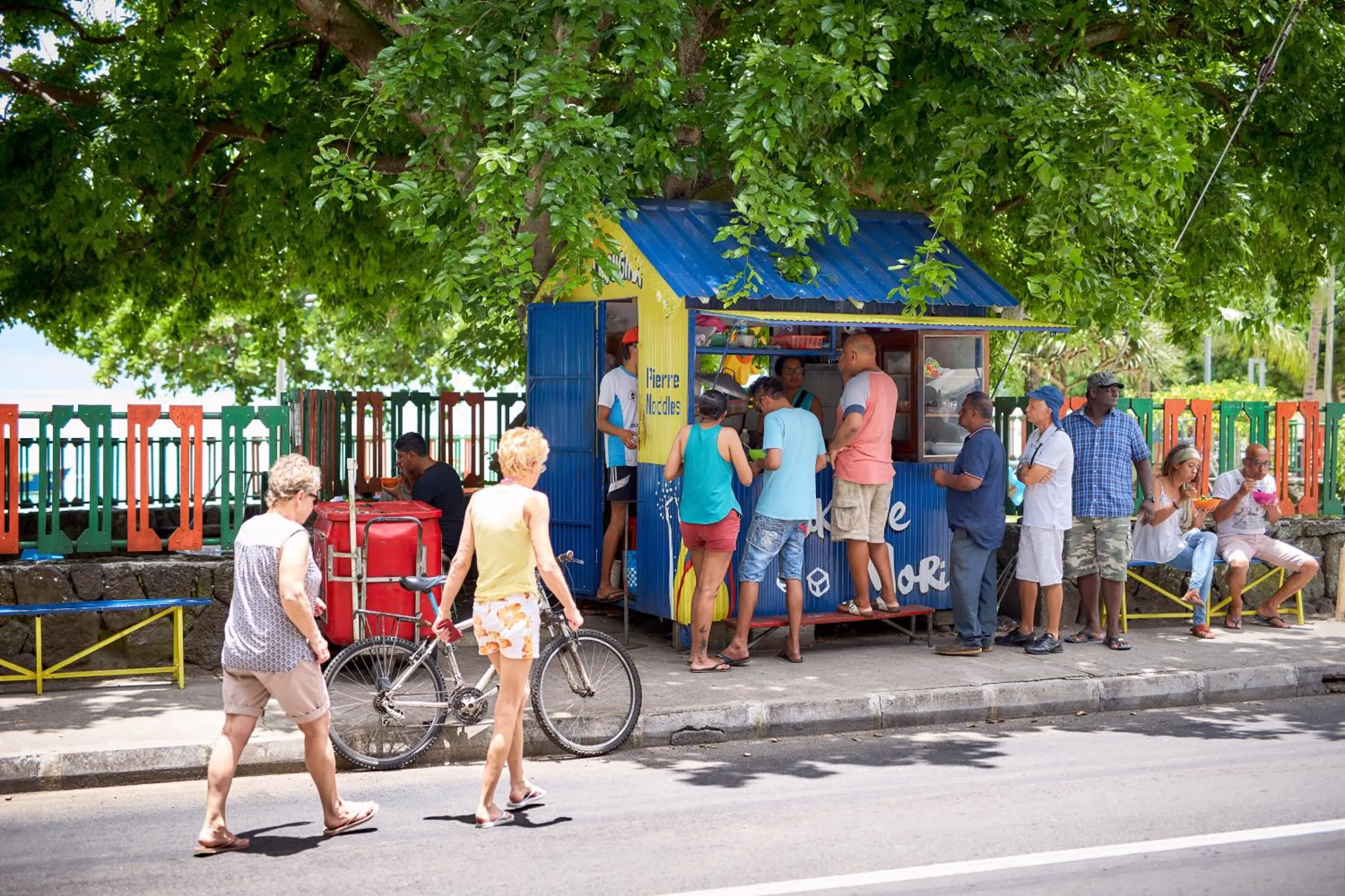 Restaurant/places to eat in Les Estivales Beachfront Suites & Penthouses by LOV Mauritius