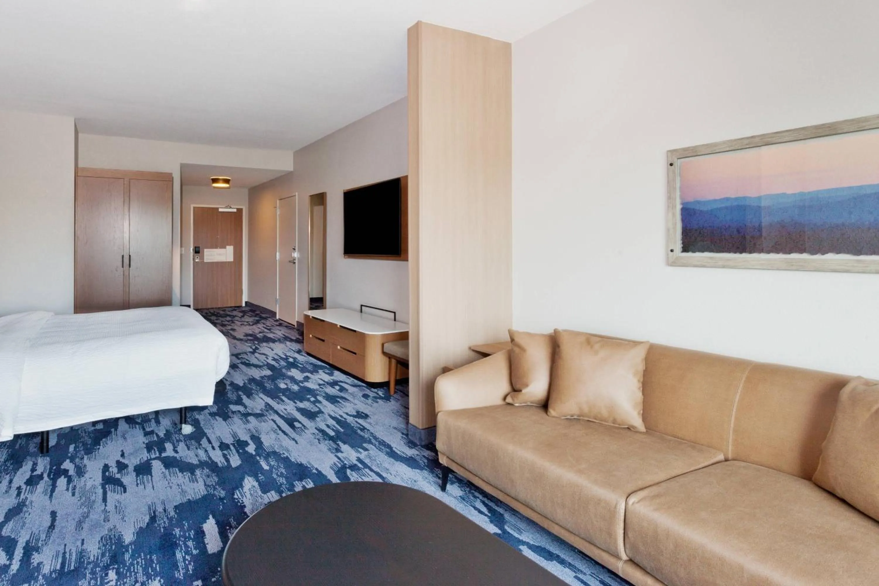 Photo of the whole room, Bed in Fairfield Inn & Suites by Marriott Birmingham Colonnade