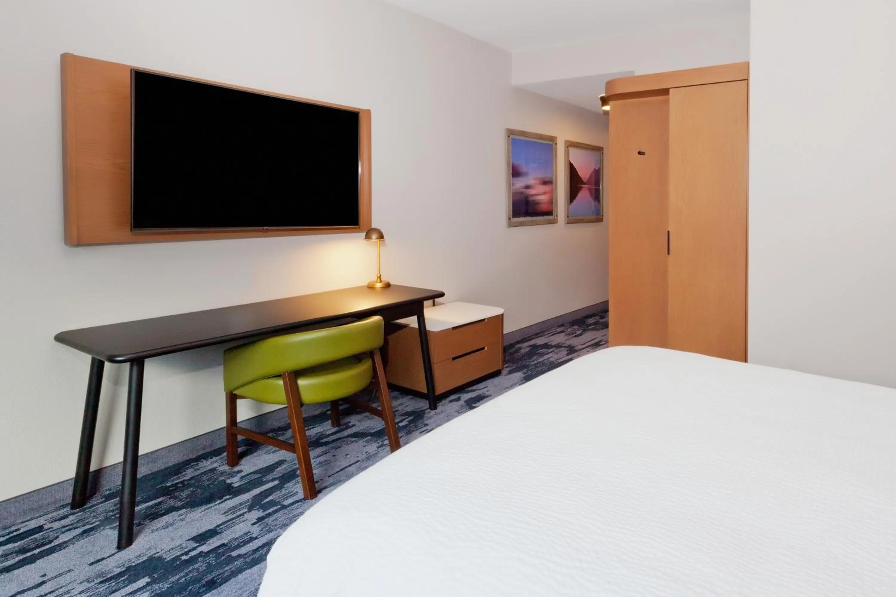 TV and multimedia, Bed in Fairfield Inn & Suites by Marriott Birmingham Colonnade