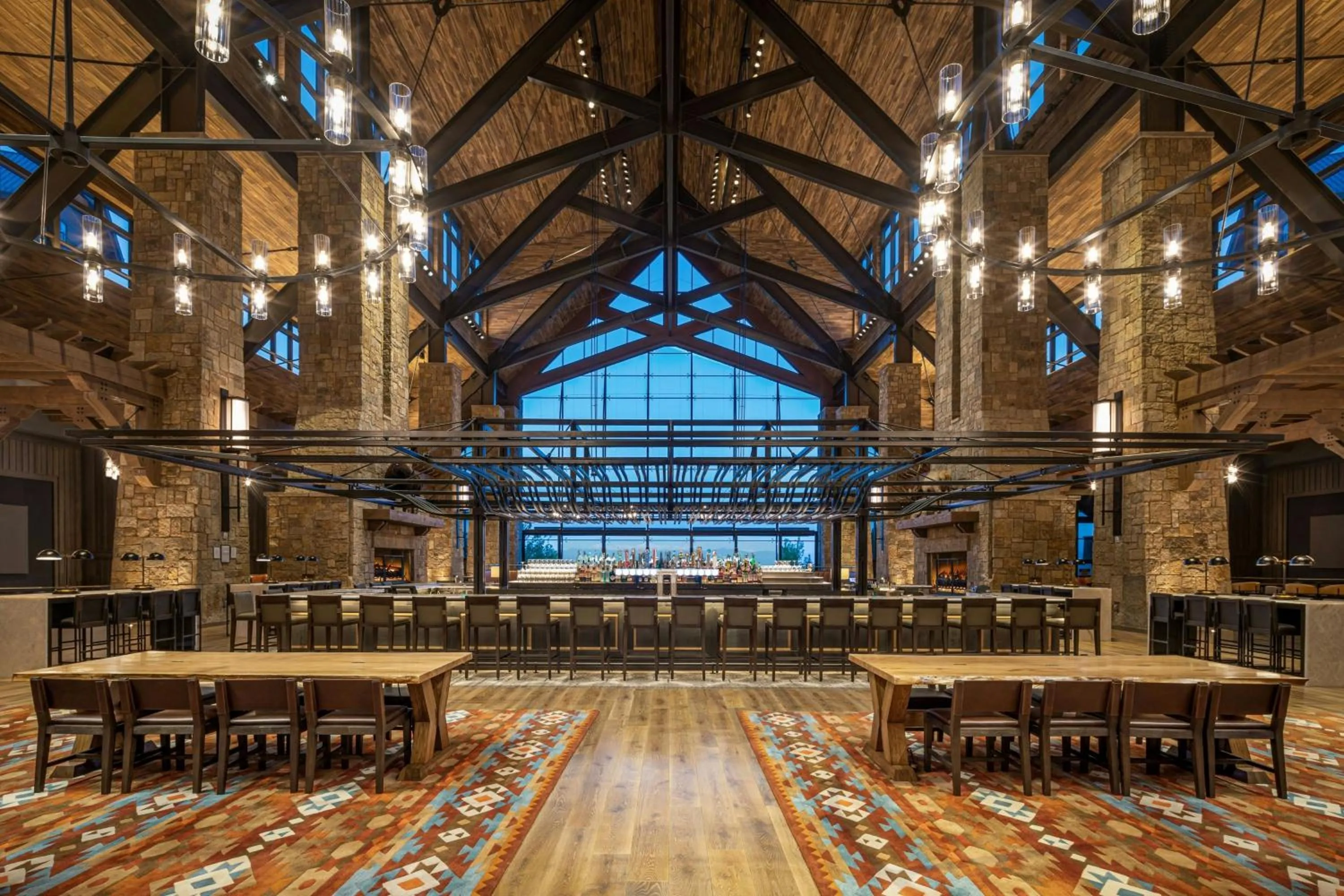 Lounge or bar in Gaylord Rockies Resort & Convention Center