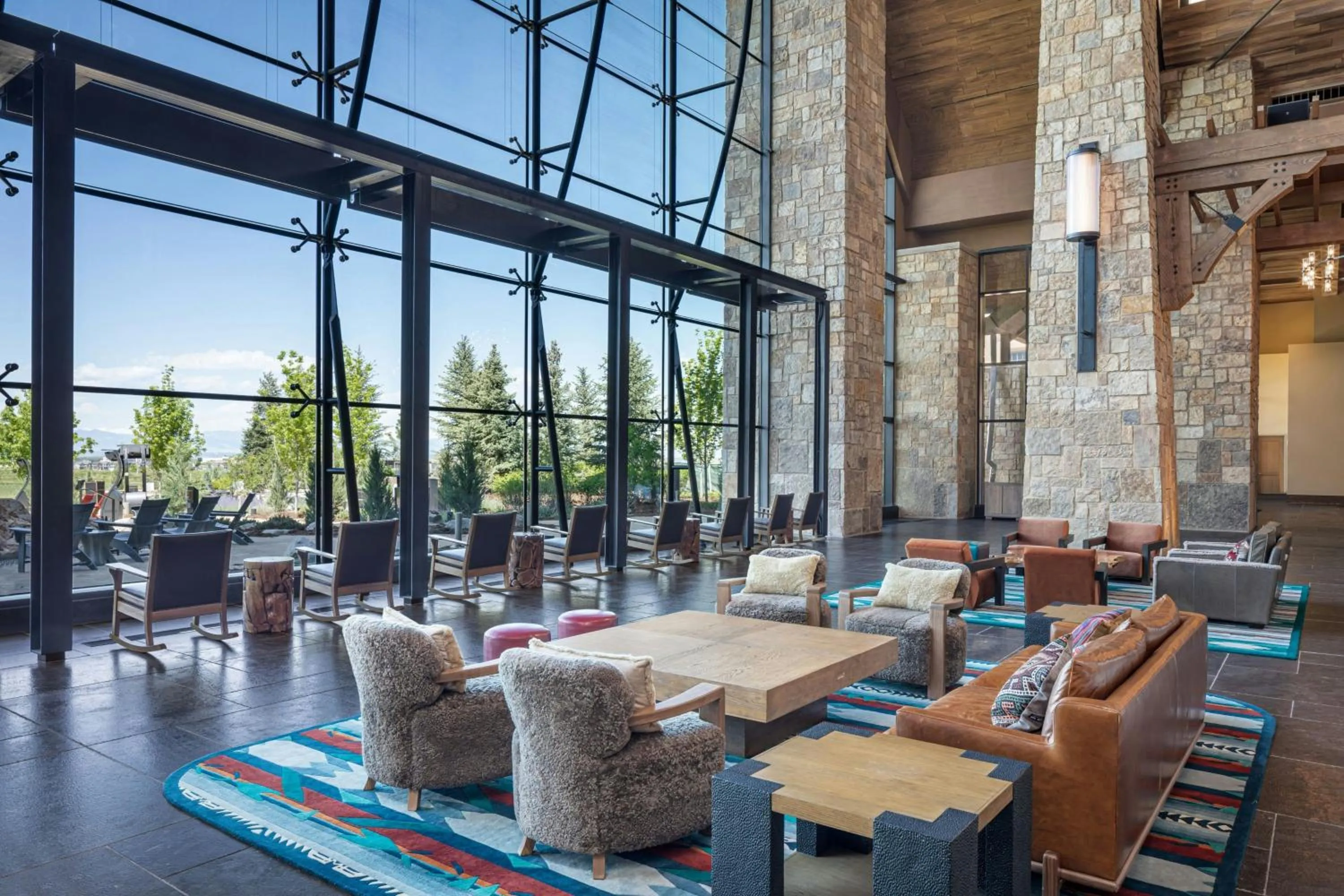 Lounge or bar in Gaylord Rockies Resort & Convention Center