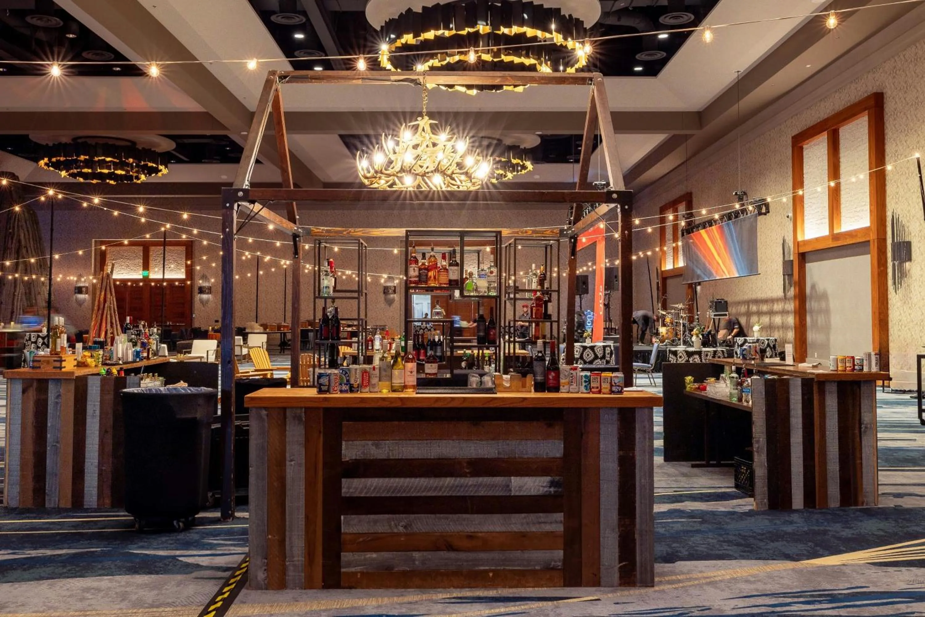 Lounge or bar in Gaylord Rockies Resort & Convention Center