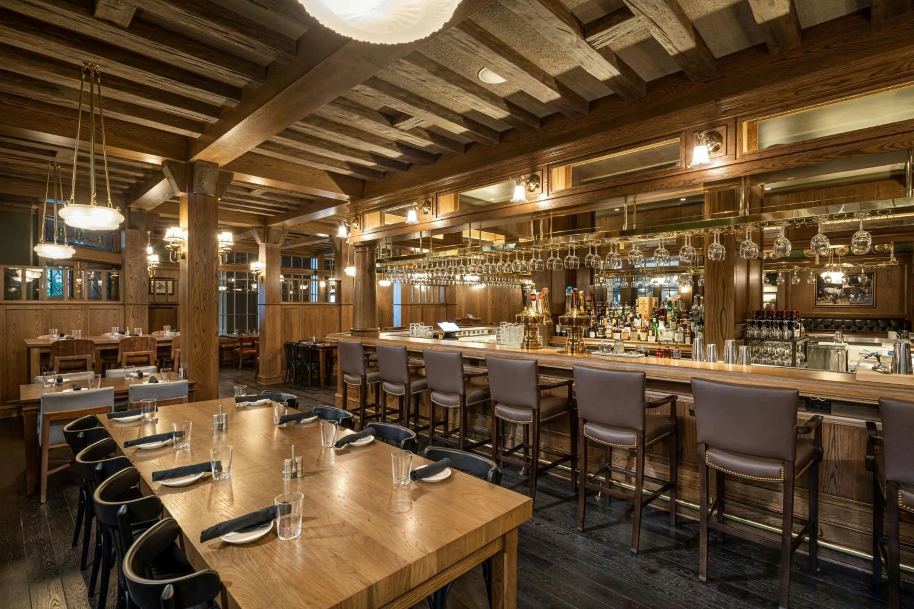 Lounge or bar in Gaylord Rockies Resort & Convention Center