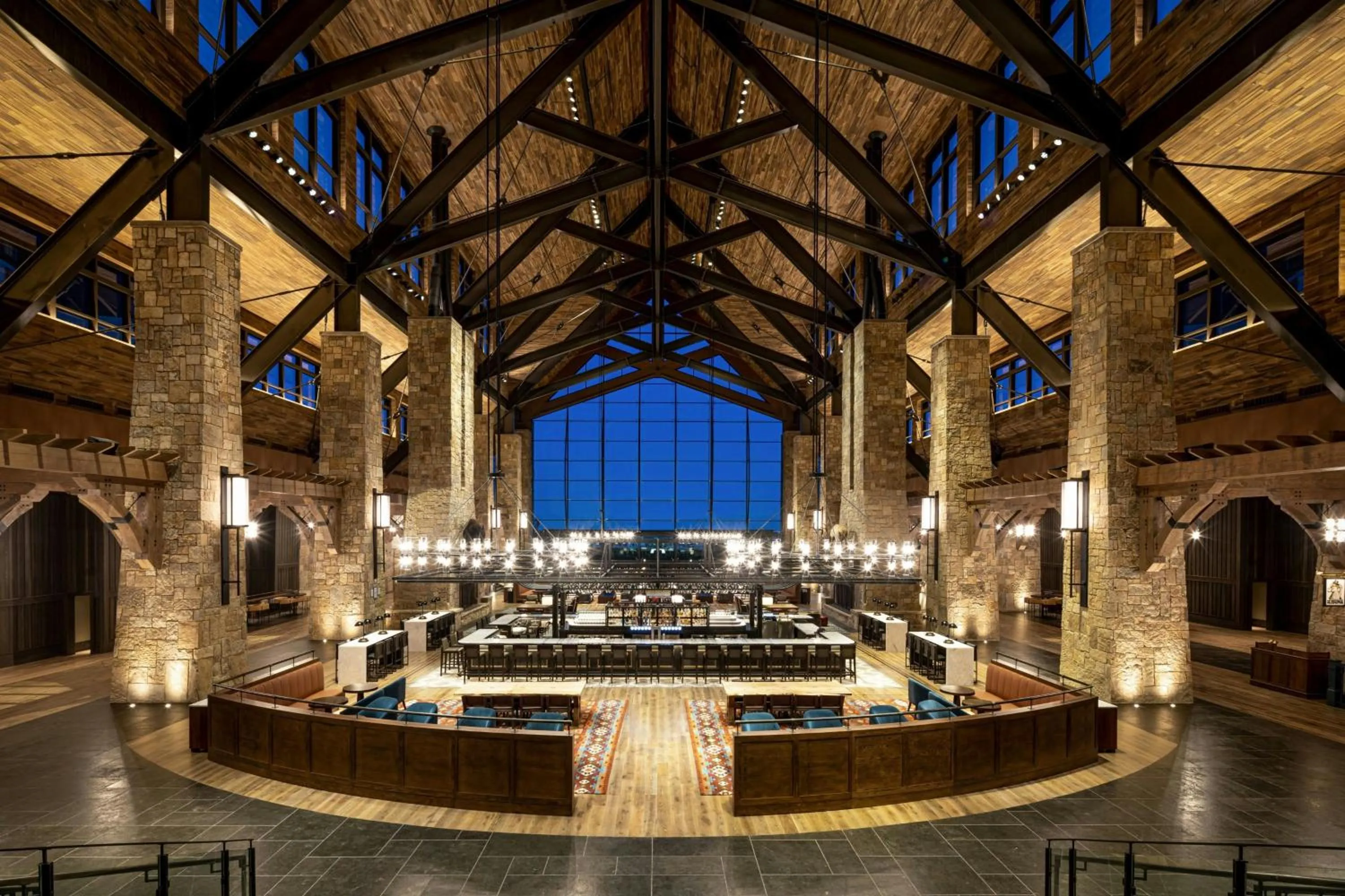 Lounge or bar in Gaylord Rockies Resort & Convention Center