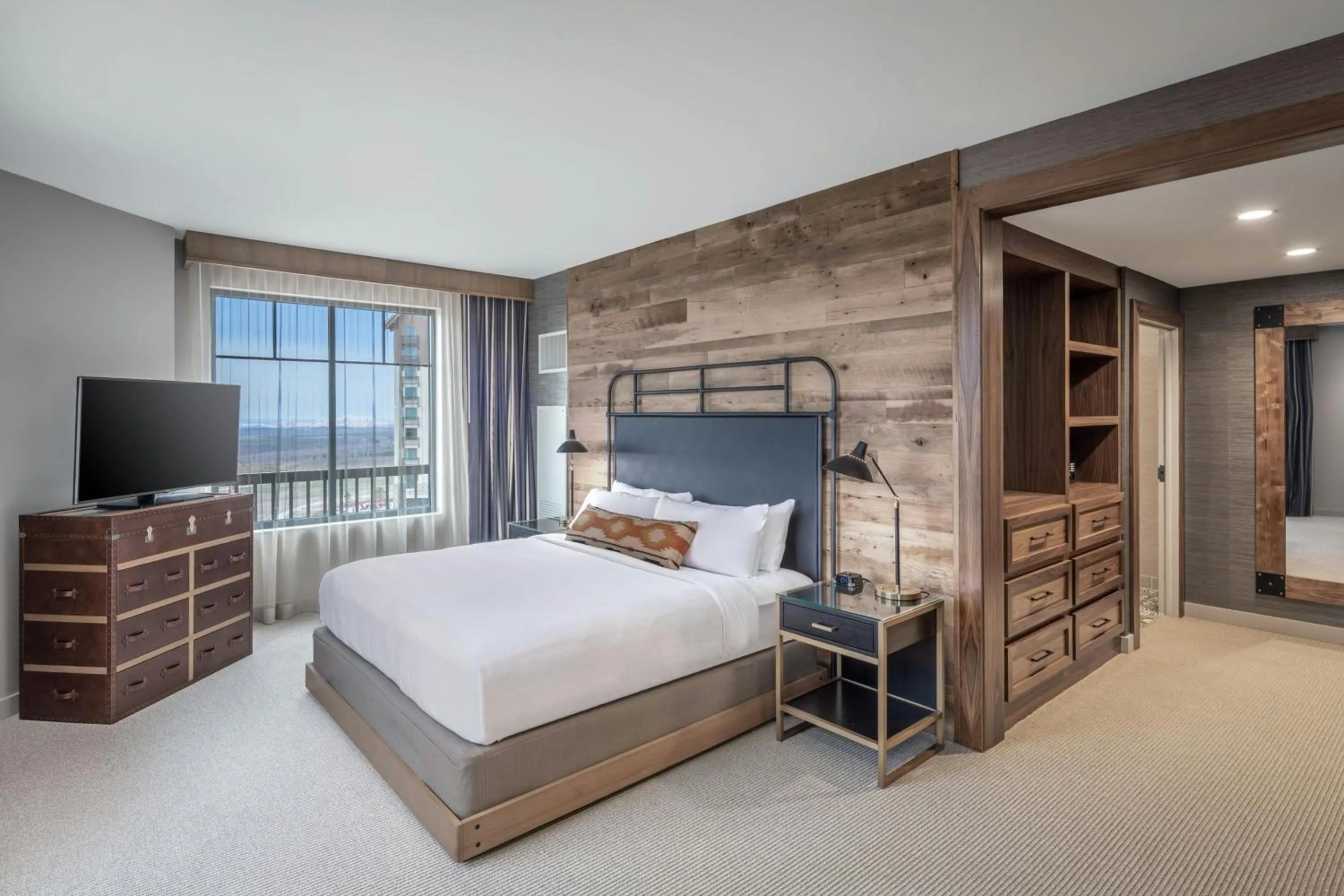 Bedroom, Bed in Gaylord Rockies Resort & Convention Center