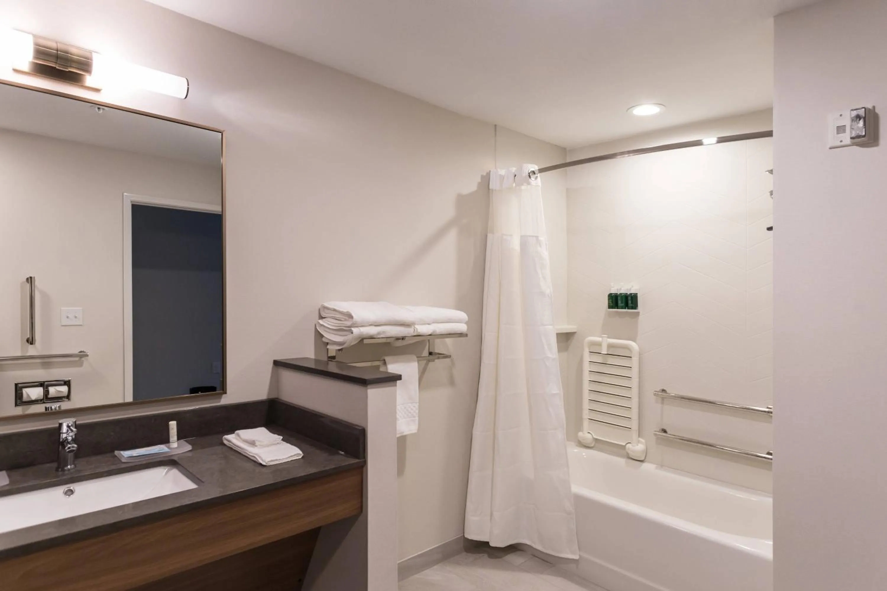 Bathroom in Fairfield Inn & Suites by Marriott Northfield