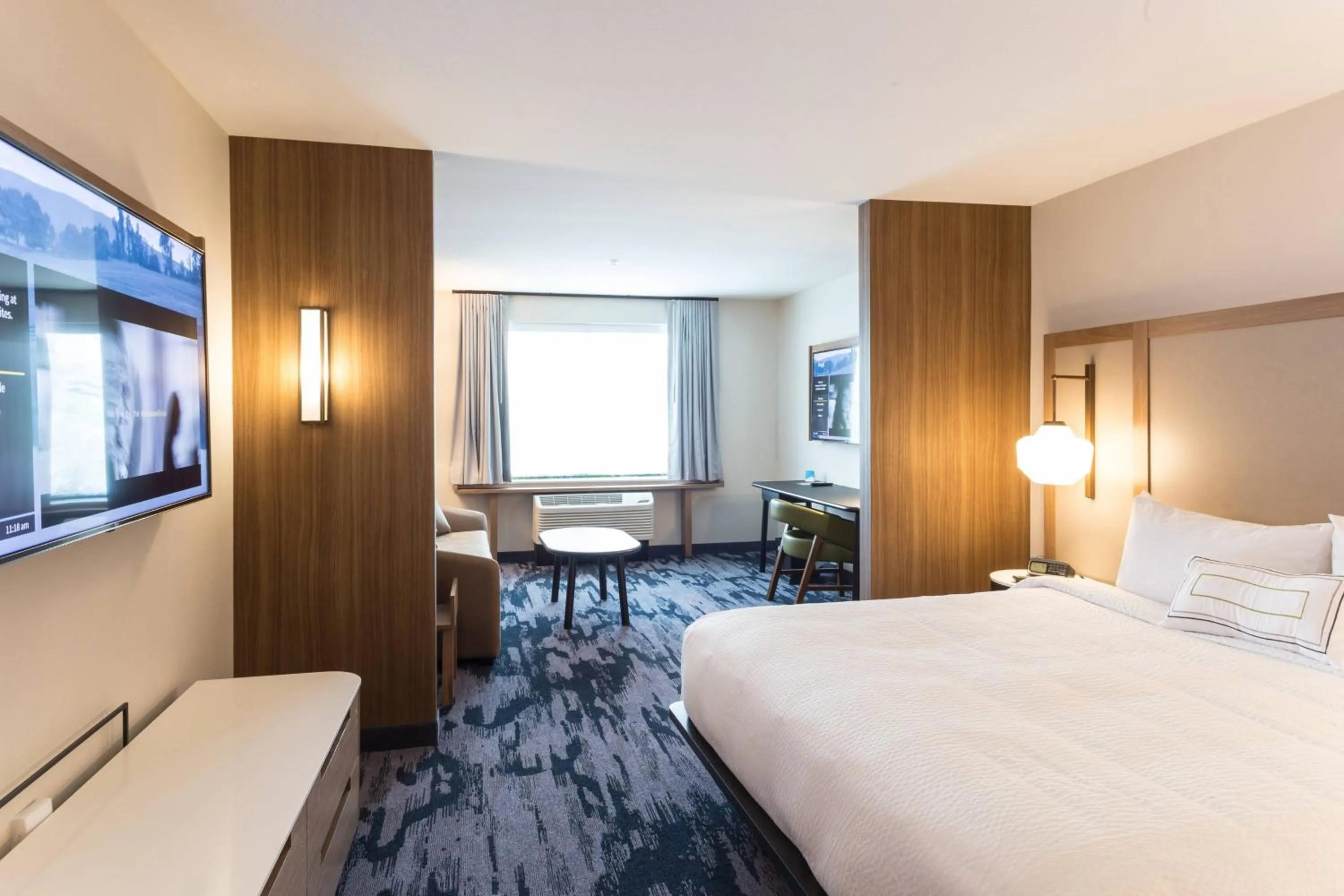 Photo of the whole room, Bed in Fairfield Inn & Suites by Marriott Northfield