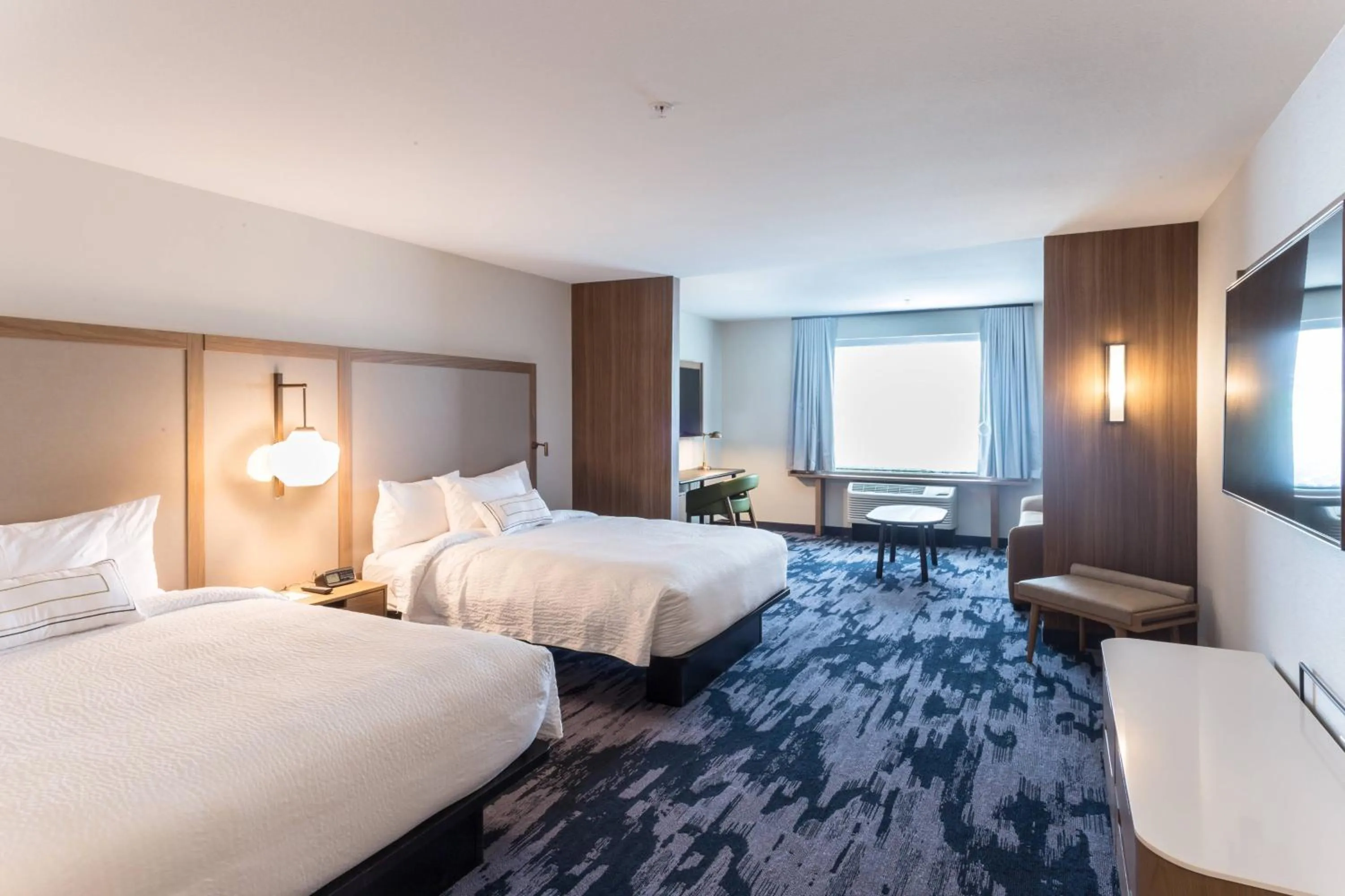 Photo of the whole room, Bed in Fairfield Inn & Suites by Marriott Northfield