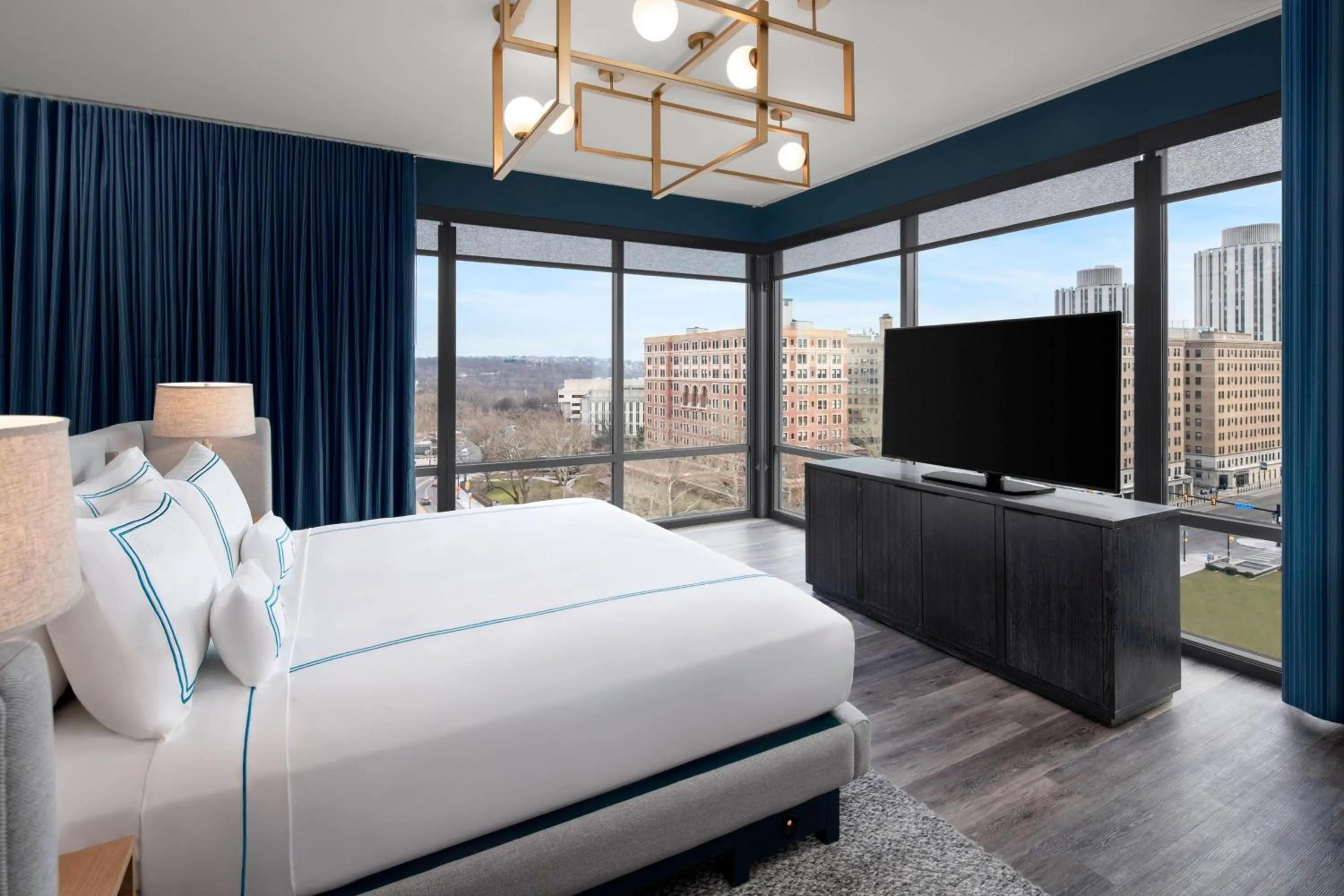 Photo of the whole room, Bed in The Oaklander Hotel, Autograph Collection