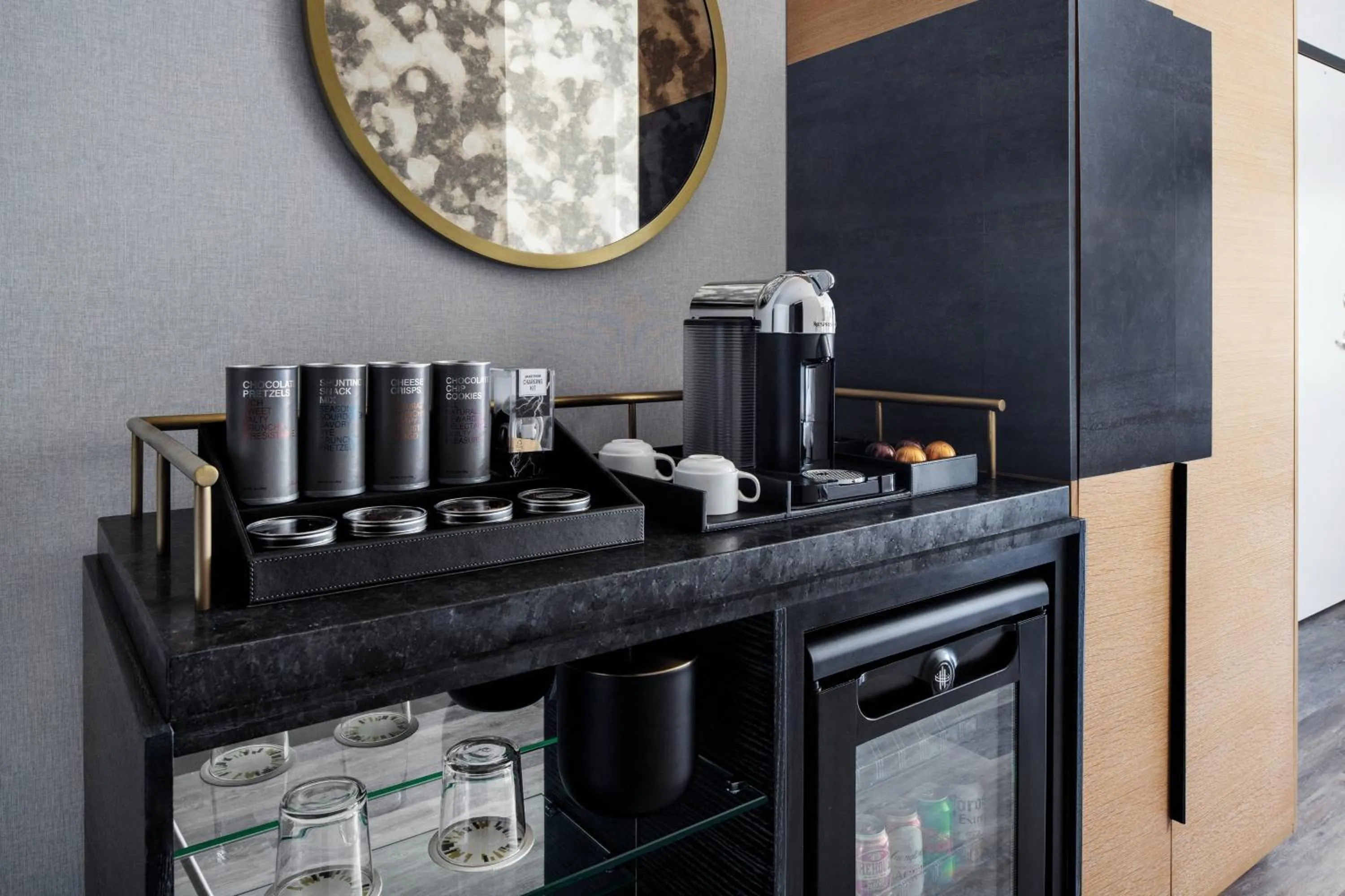 Lounge or bar in The Oaklander Hotel, Autograph Collection