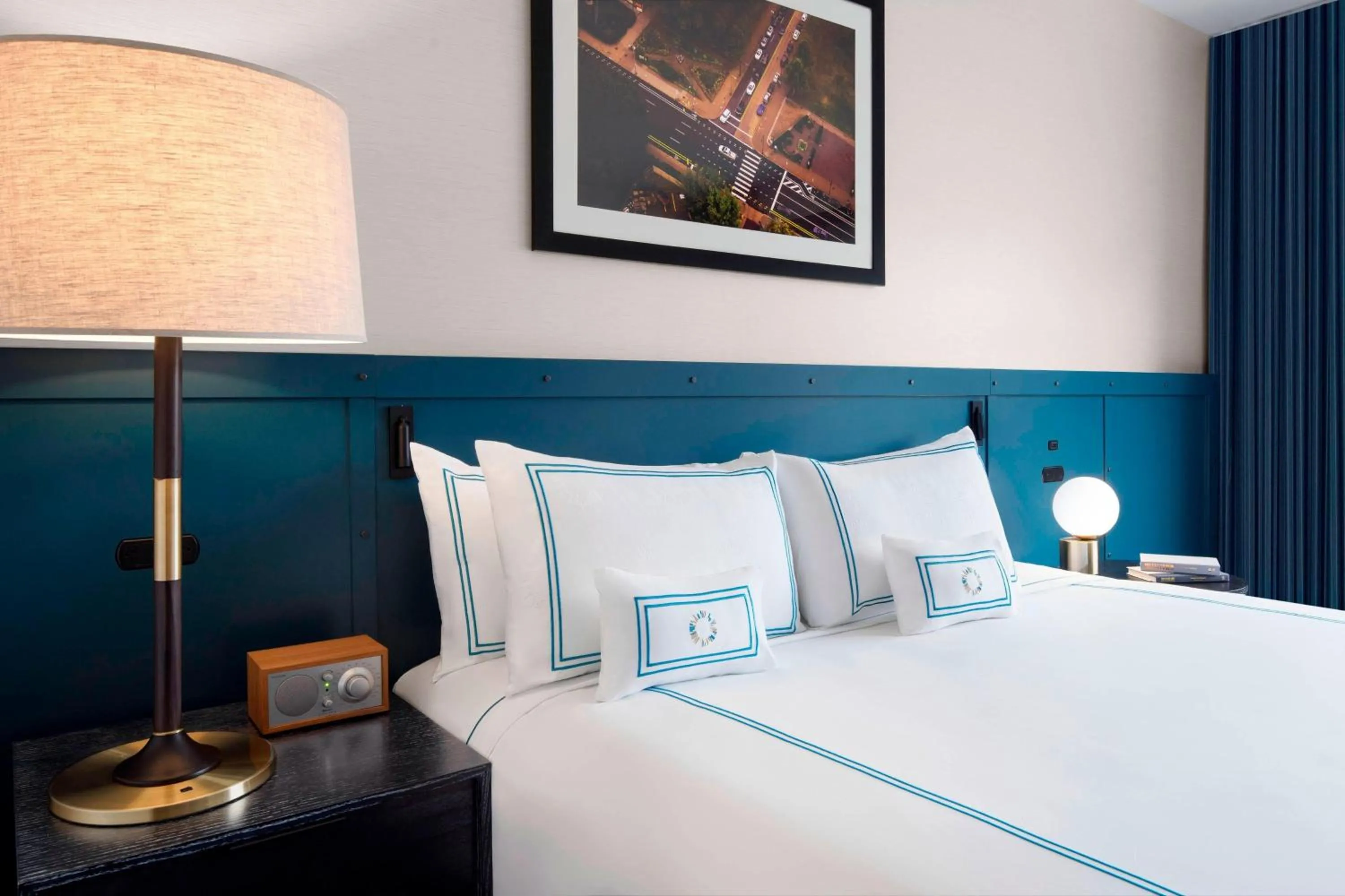 Photo of the whole room, Bed in The Oaklander Hotel, Autograph Collection