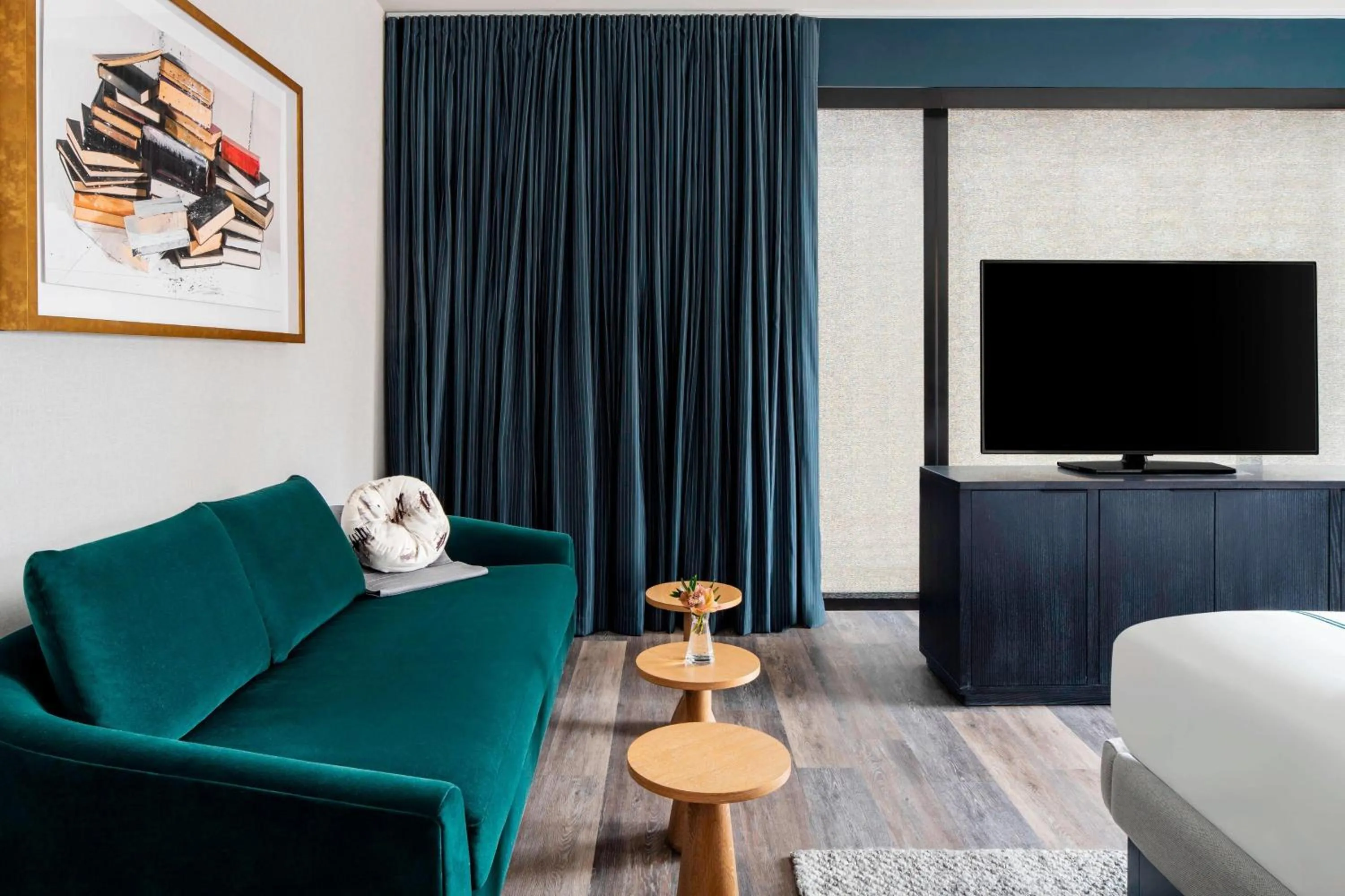 Photo of the whole room, Bed in The Oaklander Hotel, Autograph Collection