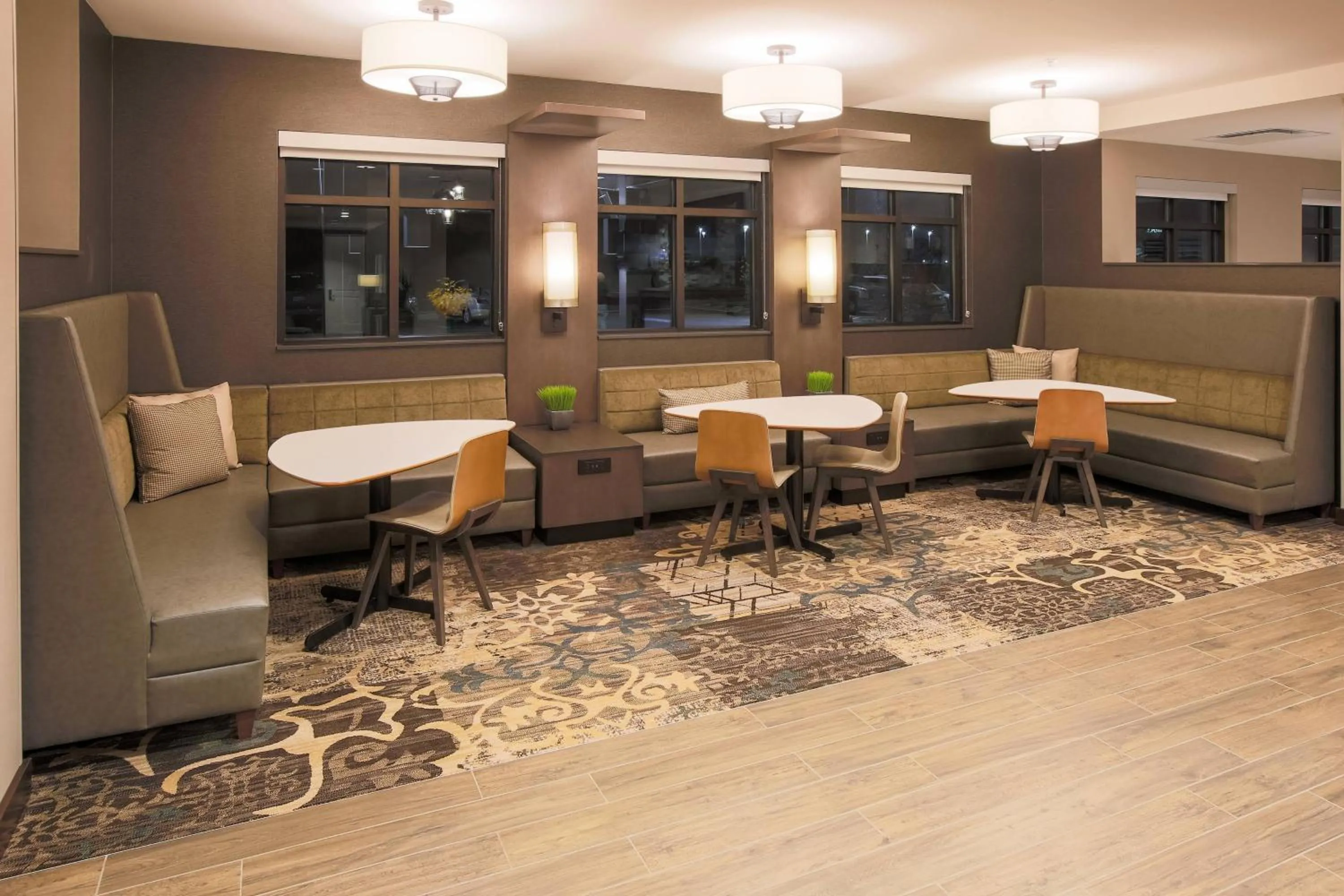 Restaurant/places to eat in Residence Inn by Marriott Louisville East/Oxmoor