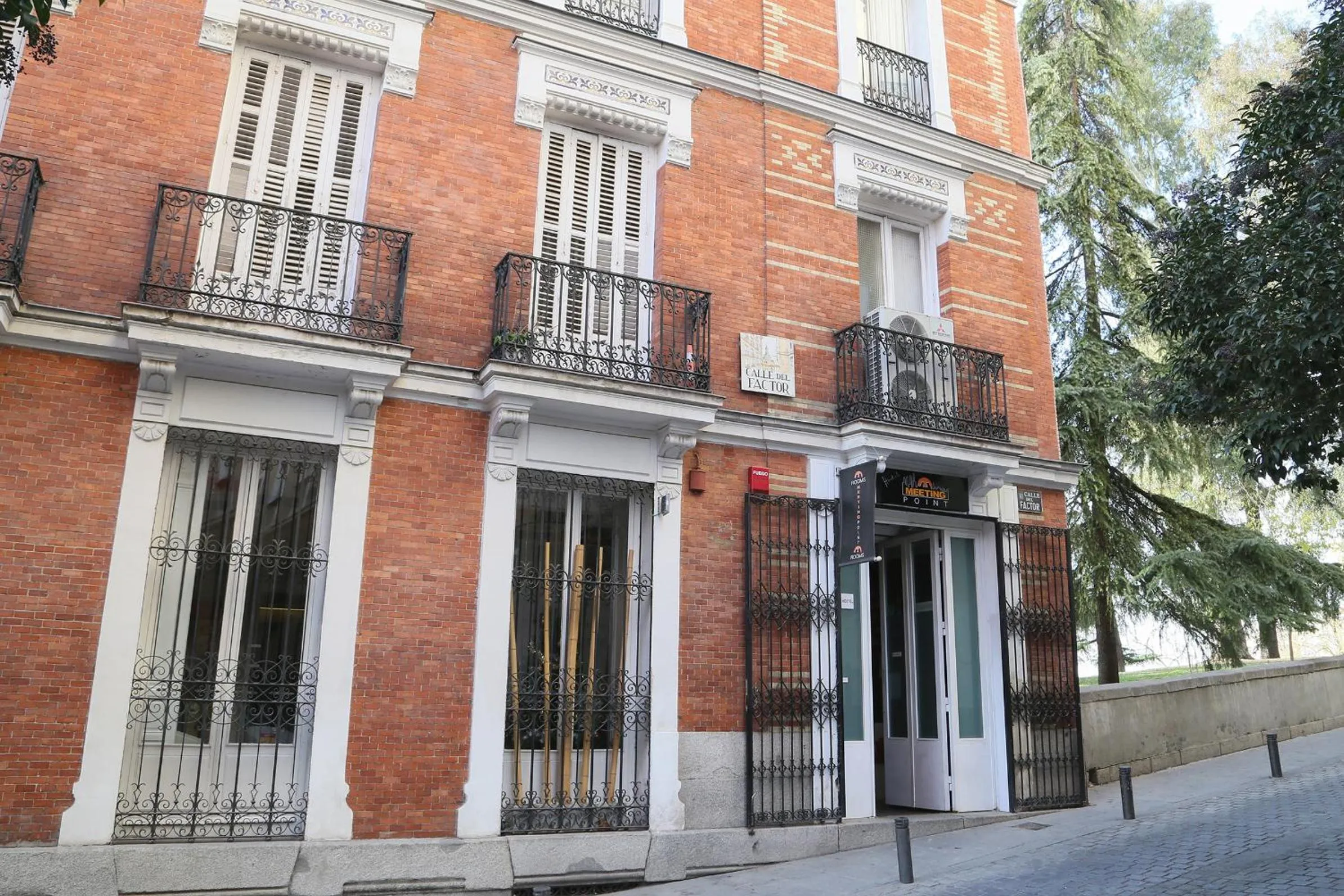 Facade/entrance in Hostels Meetingpoint