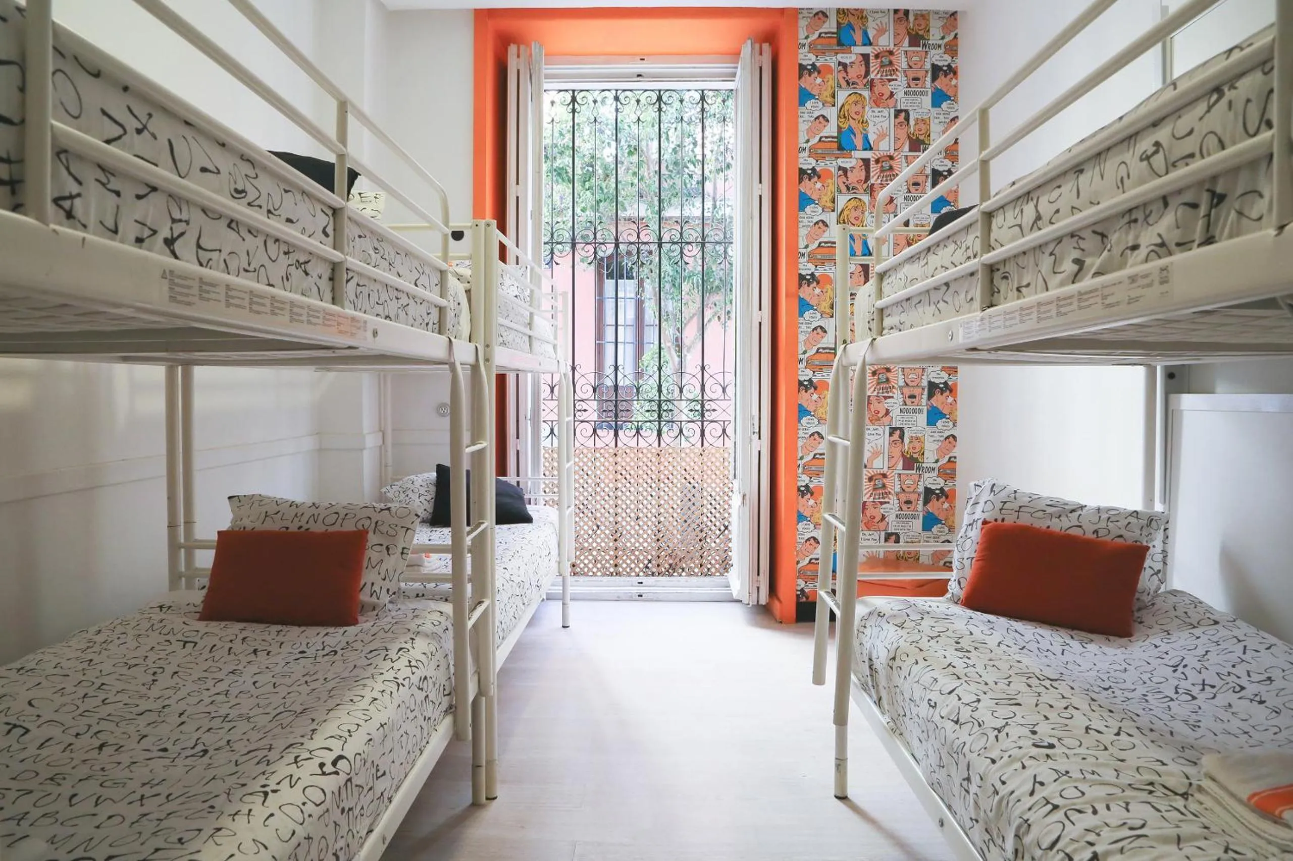 Photo of the whole room, Bed in Hostels Meetingpoint