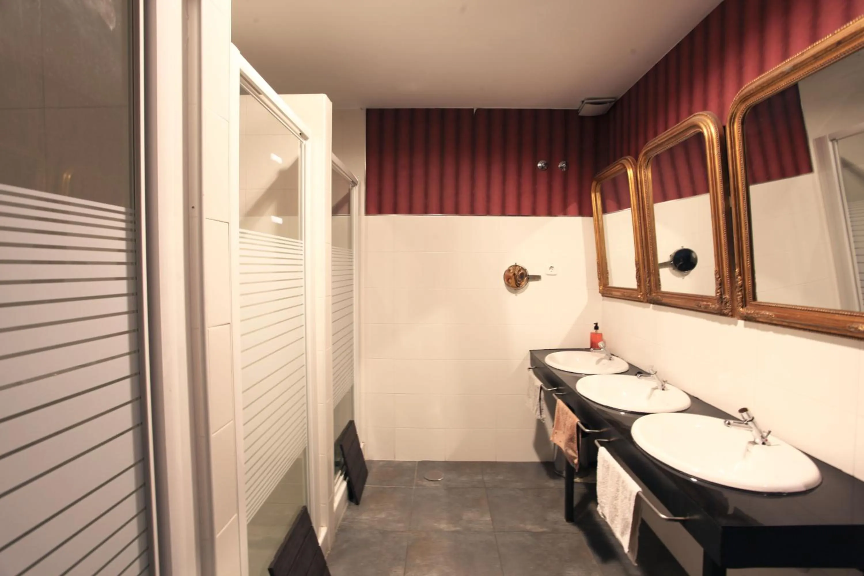 Bathroom in Hostels Meetingpoint