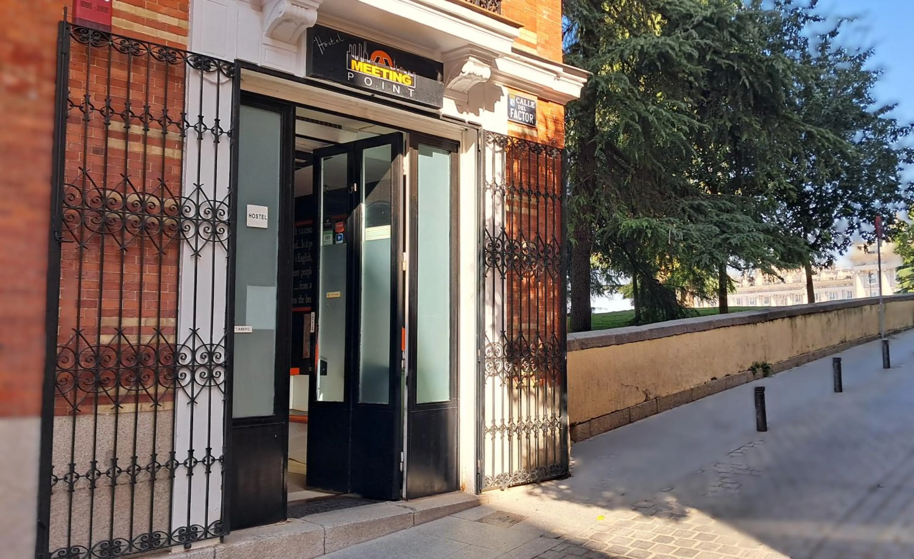 Property building in Hostels Meetingpoint