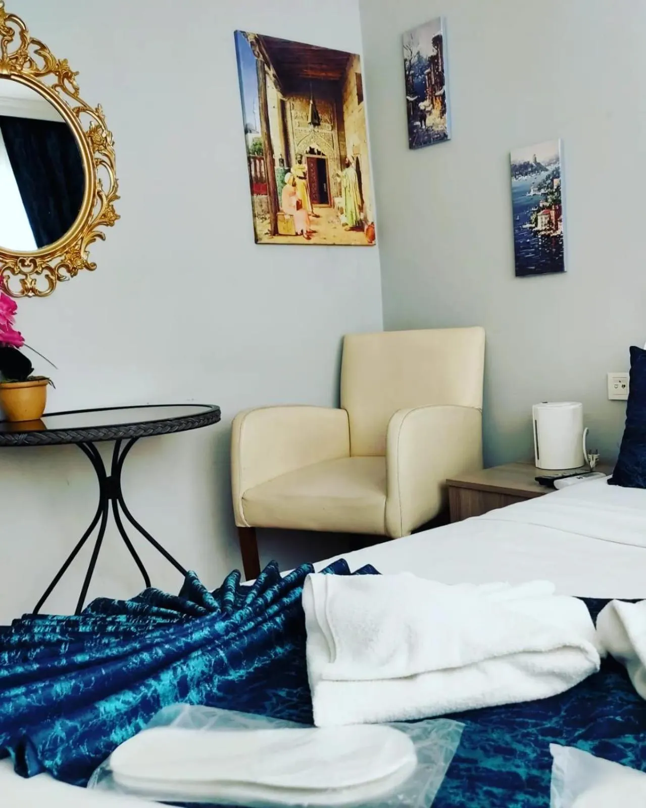 Massage, Bed in Hotel Estambul